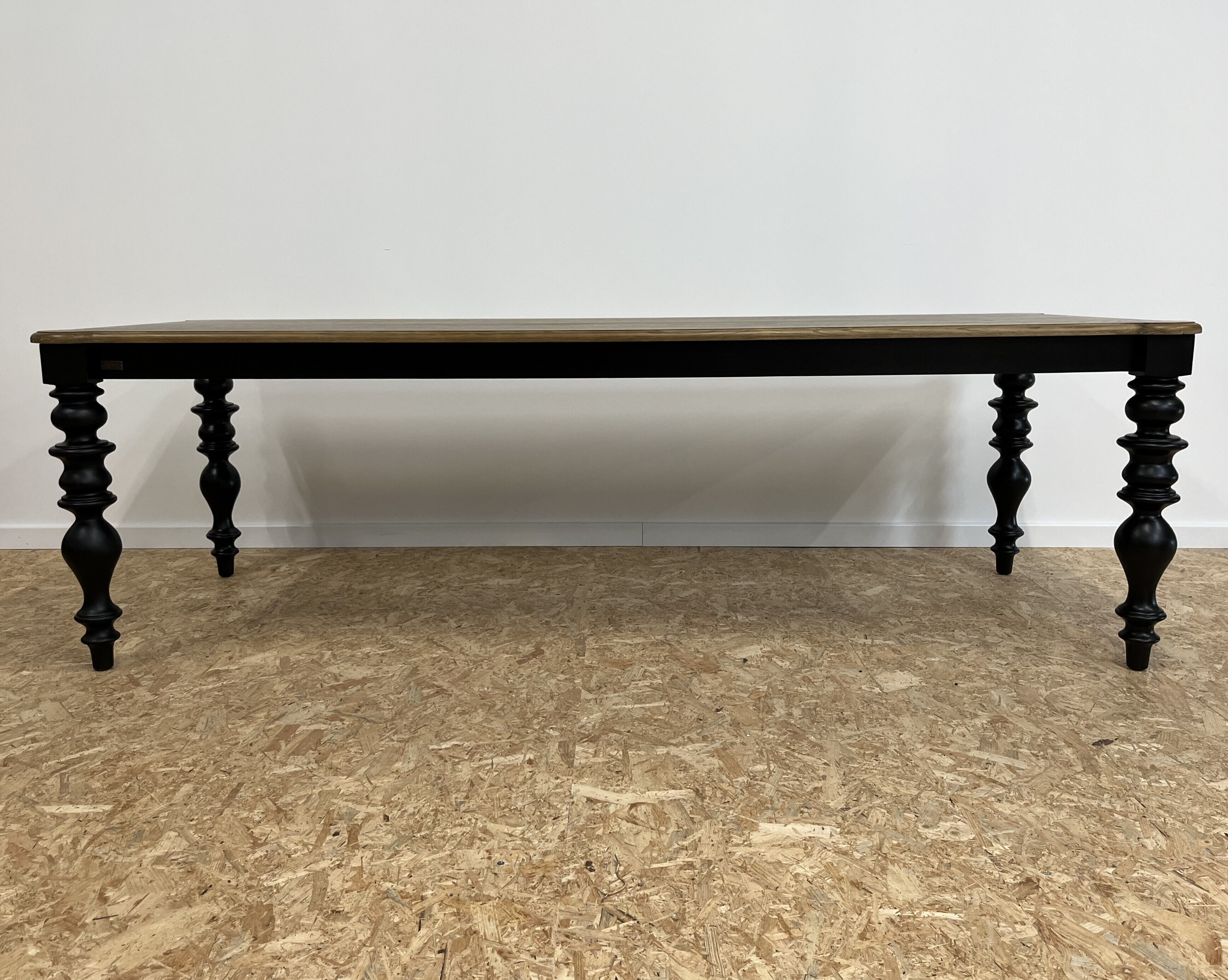 Table à manger classique en bois, pieds noirs, 12 couverts