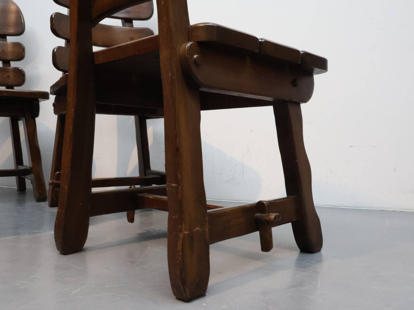 Brutalist fishbone stoelen eikenhout Jaren 70