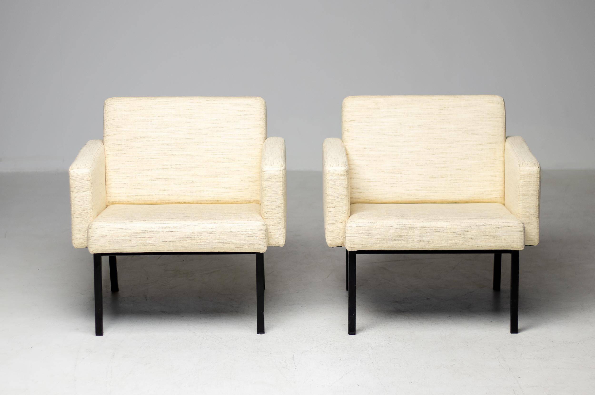 Pair of cream wool lounge chairs Martin Visser SZ48