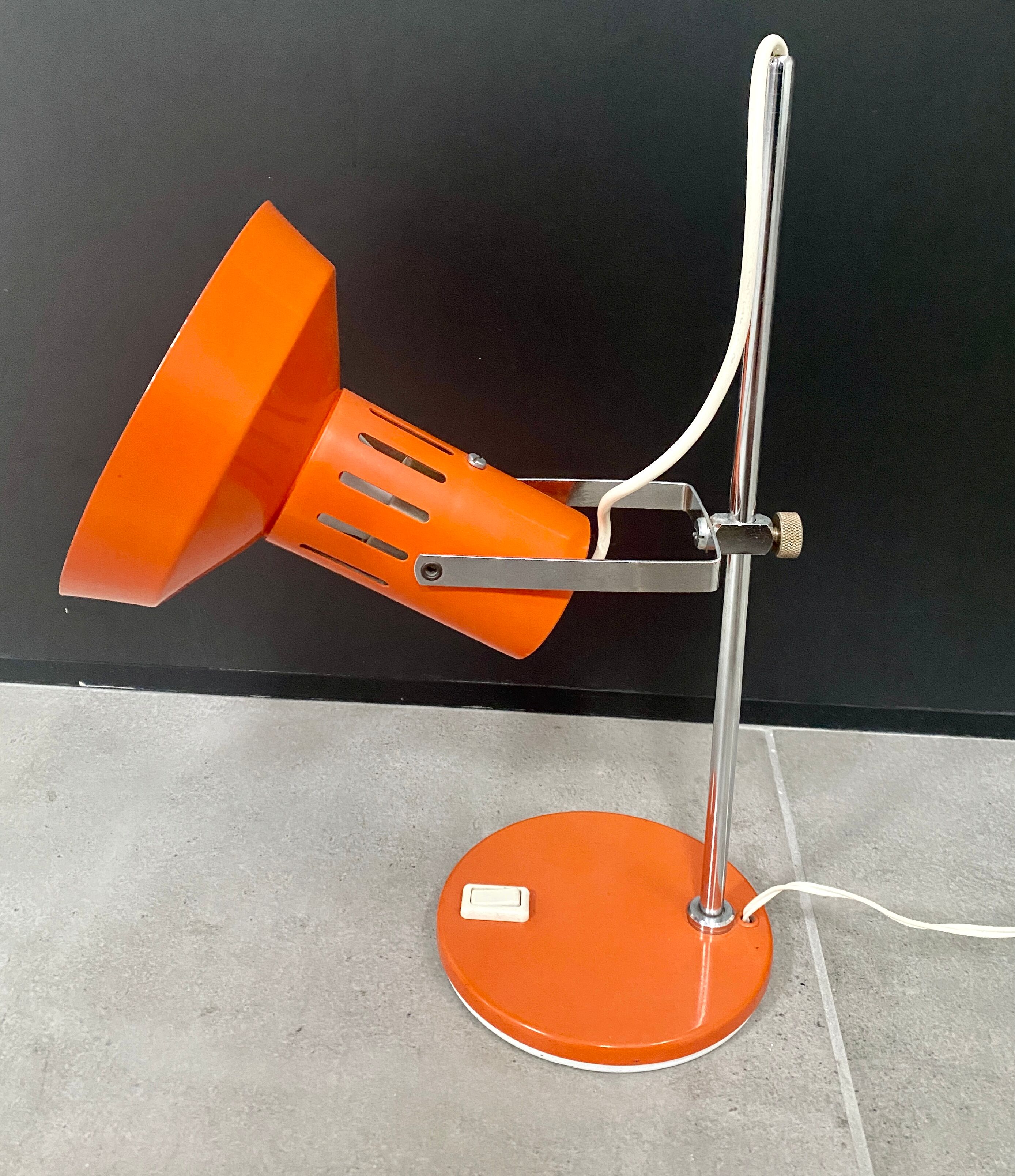Lampe de bureau métal laqué orange et chrome, vers 1970