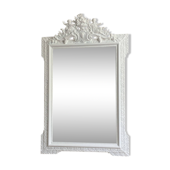Miroir fin 19ème avec  fronton décoré. 105x80. Blanc.