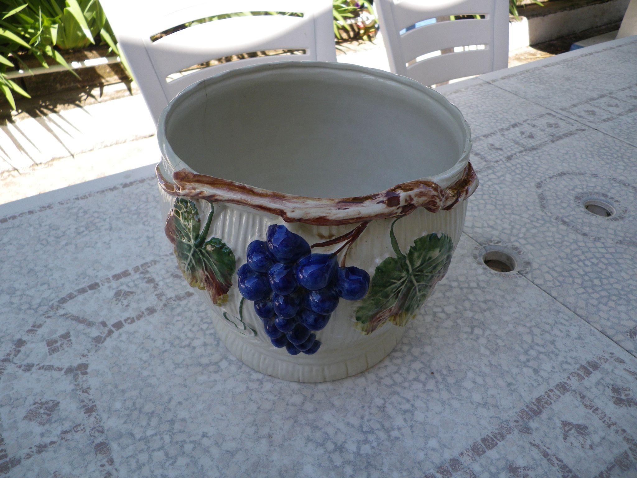 Pot de fleurs en céramique aux décors en barbotine
