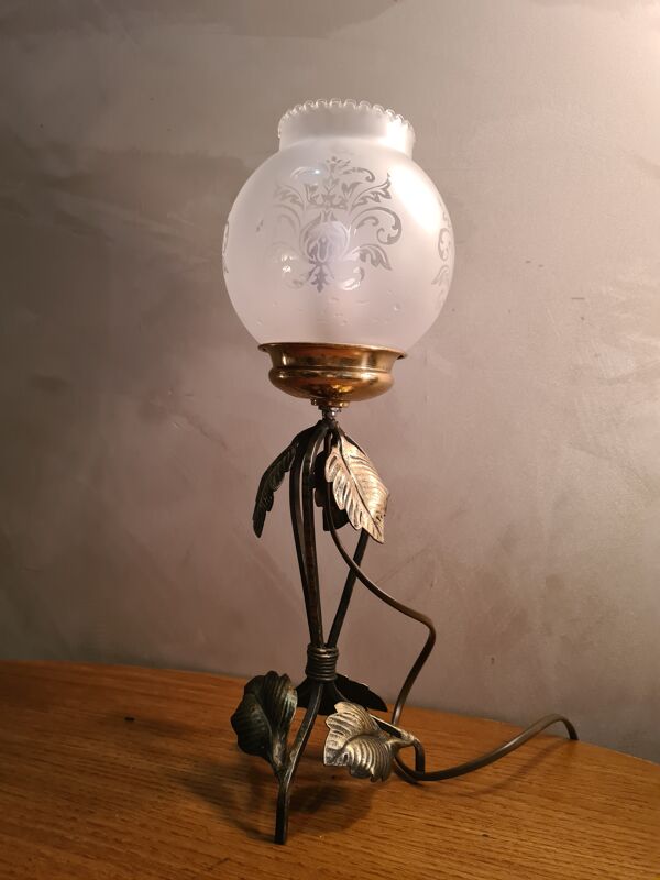 Lampe fer forgé art deco  patiné or avec  son verre opaque decorer de motif   40x14