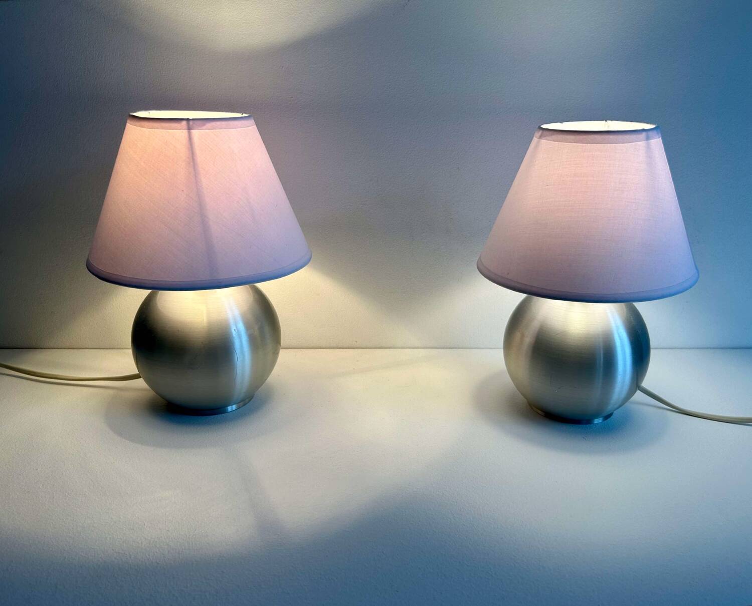 Paire de lampe vintage, métal brossé et abat jour blanc, France 1970