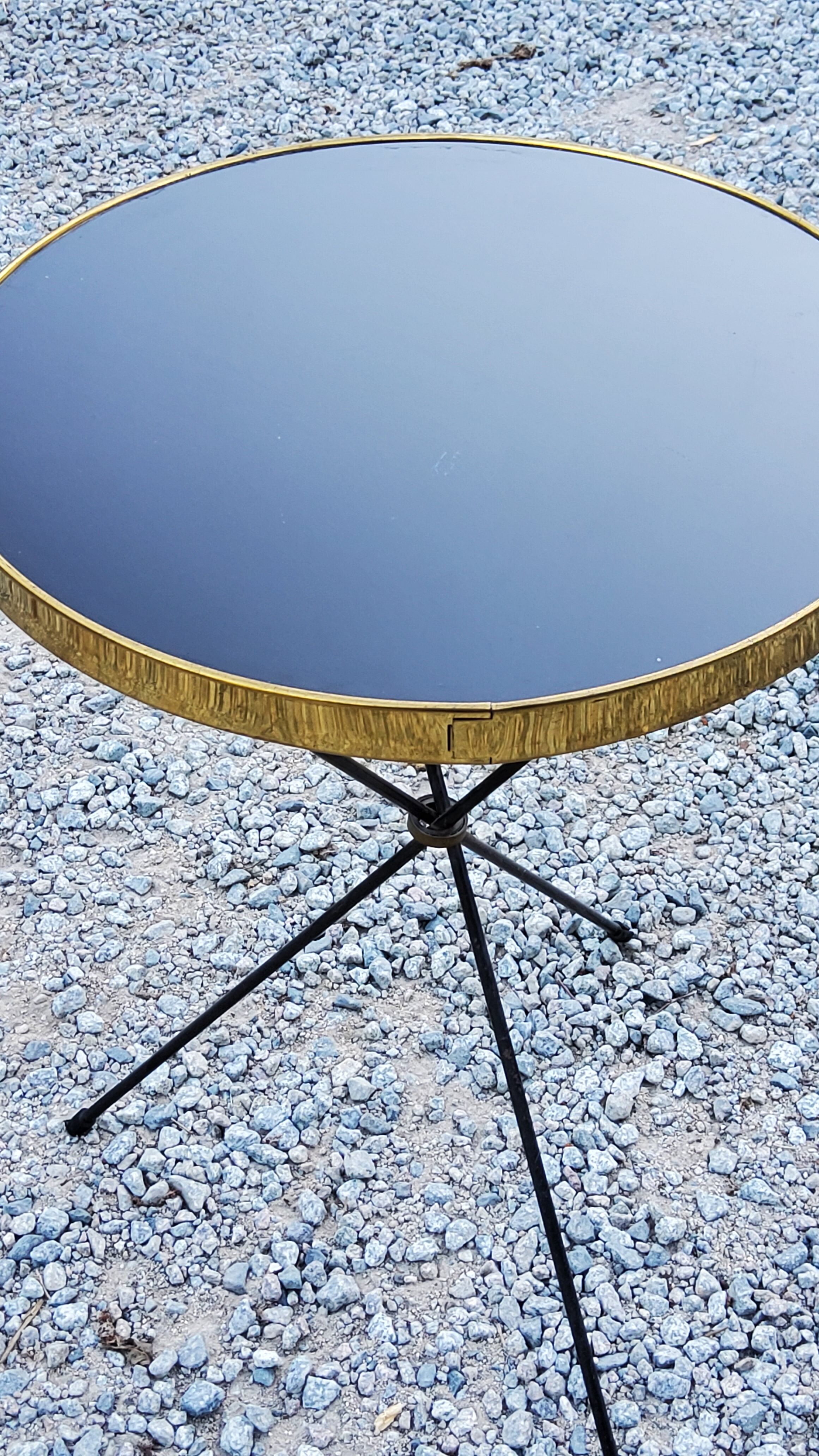 Table d’appoint des années 60 Table Whisky plateau en verre noir et métal doré piètement tripode en