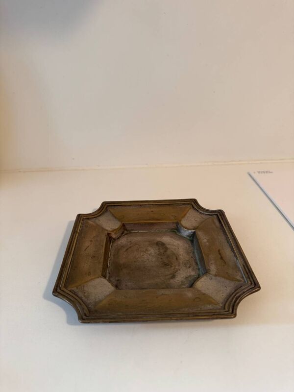 Cendrier ancien en métal – style classique – belle patine