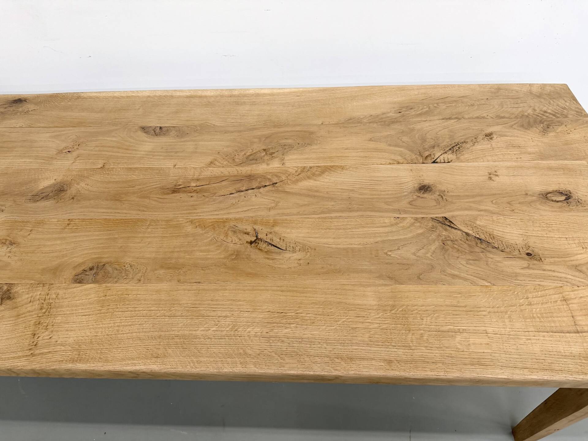 Grande table de salle à manger en chêne massif, au format XXL.