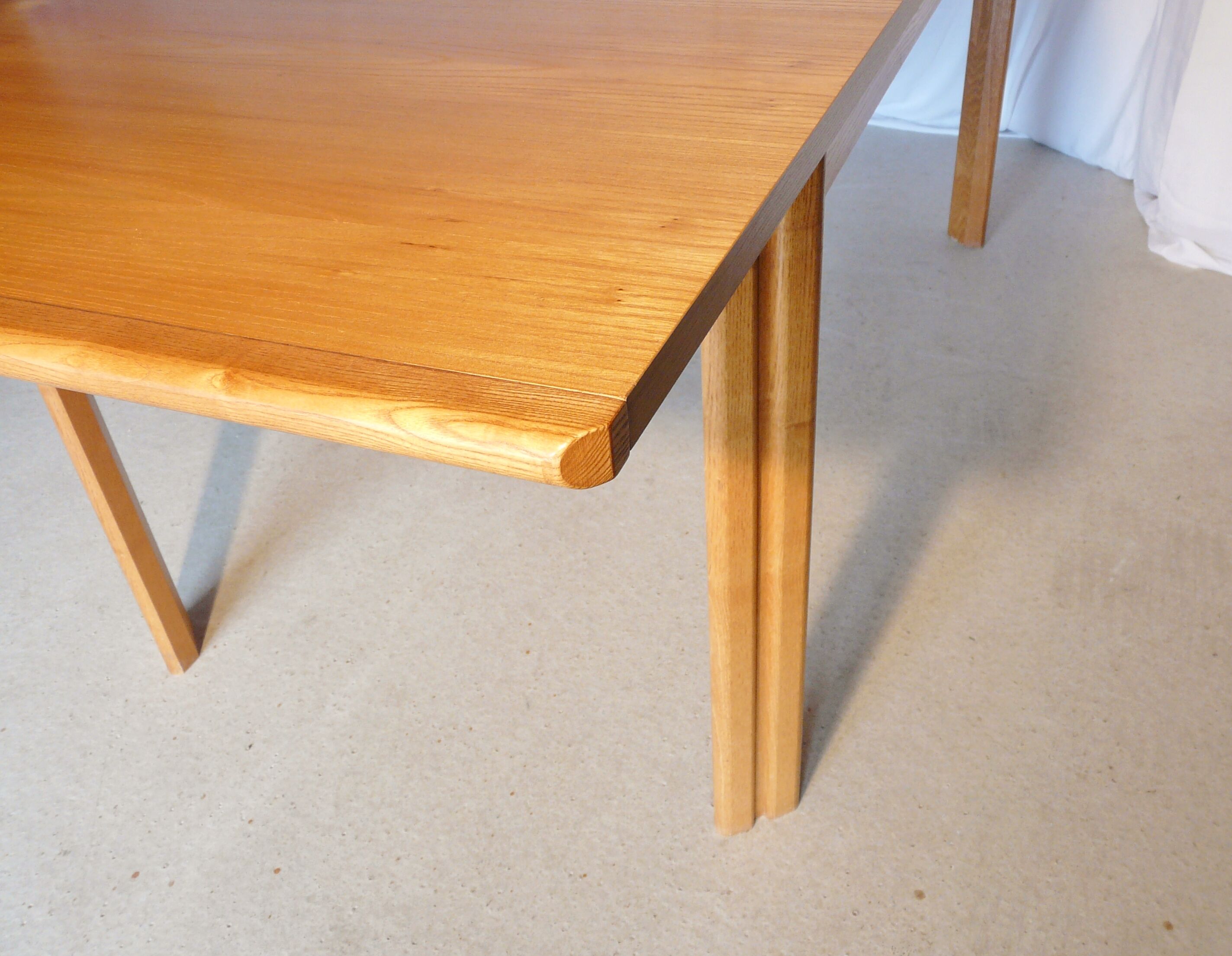 Extendable rectangular table in blond wood