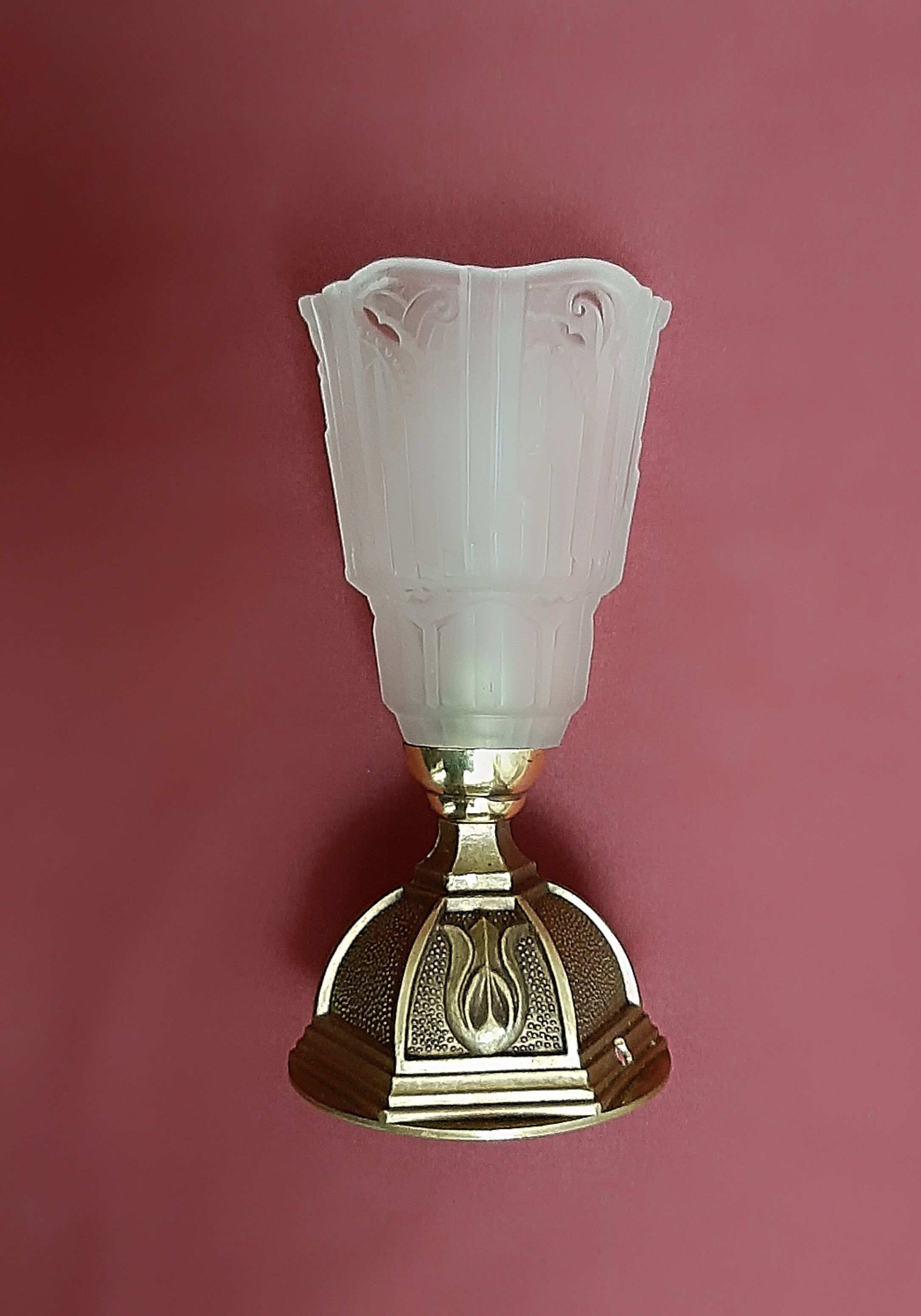 Art Deco period lamp, superb tulip in molded pressed glass signed P MAYNADIER