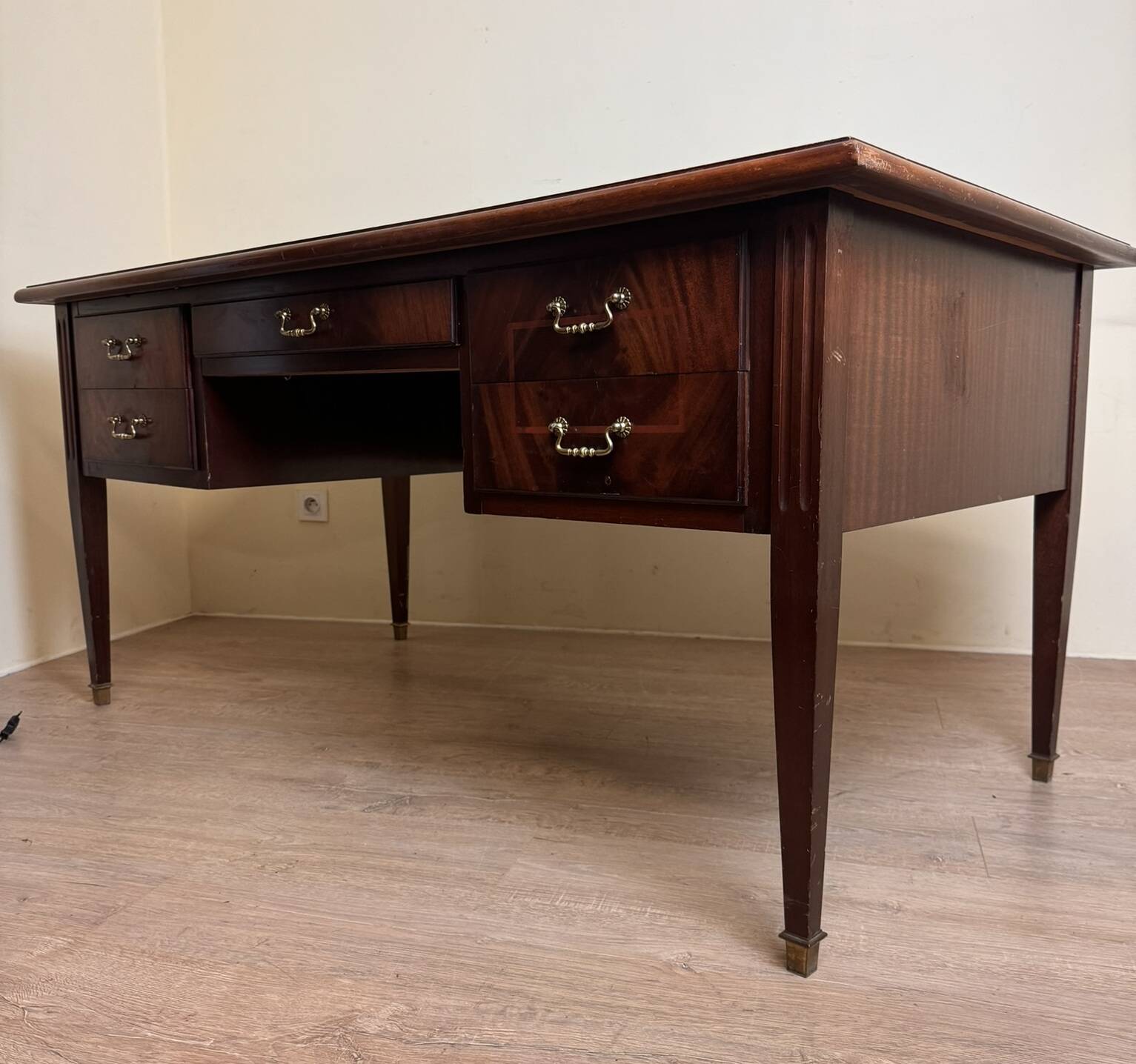 Very large Louis XVI style center minister desk in mahogany and fillets