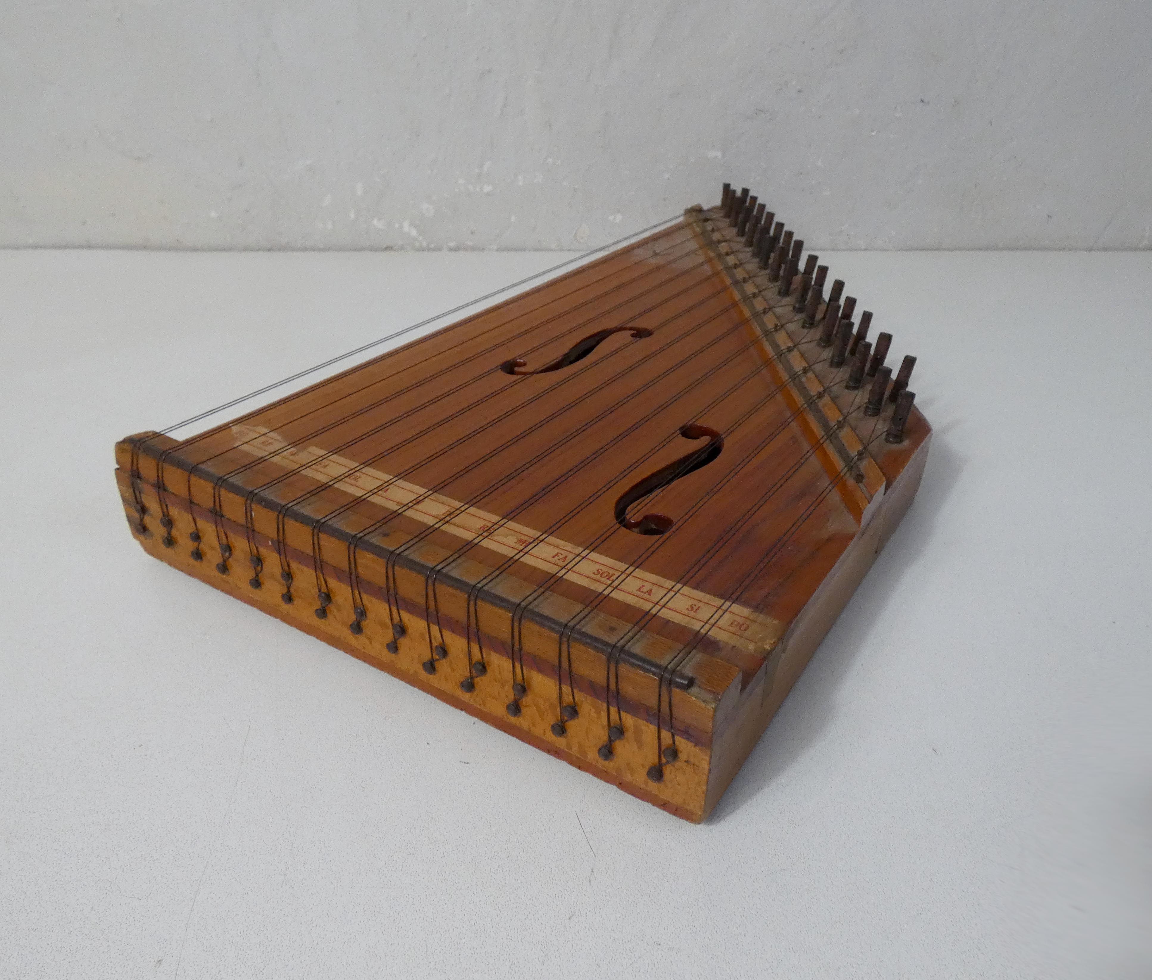 Old zither with 17 scores