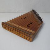 Old zither with 17 scores