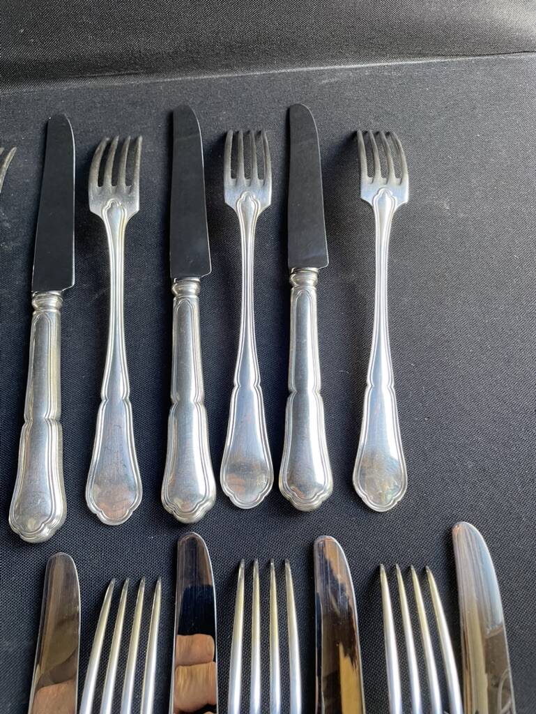 12 Forks and 12 cheese or dessert knives – Orfèvrerie Perrin Paris