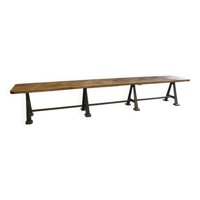 Longue table industrielle de réfectoire