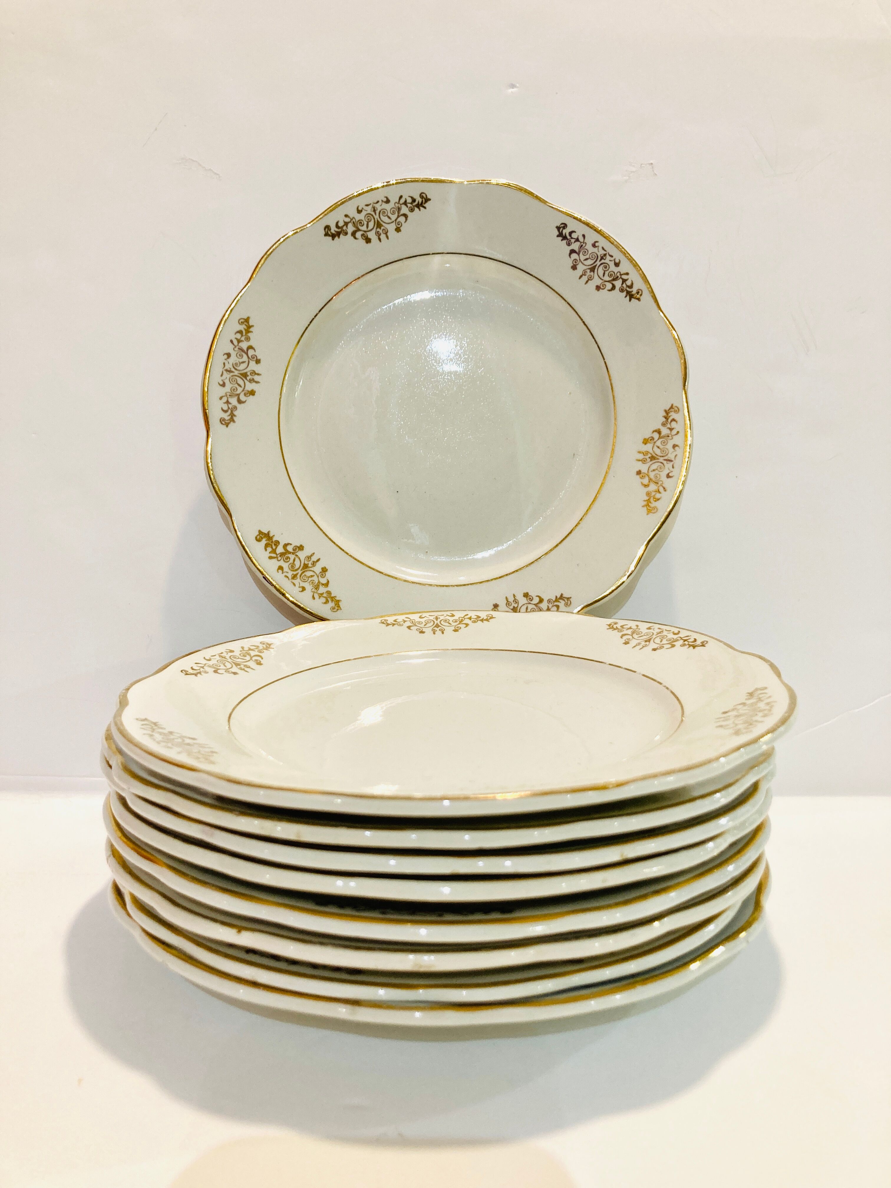 9 plates in white and gold porcelain
