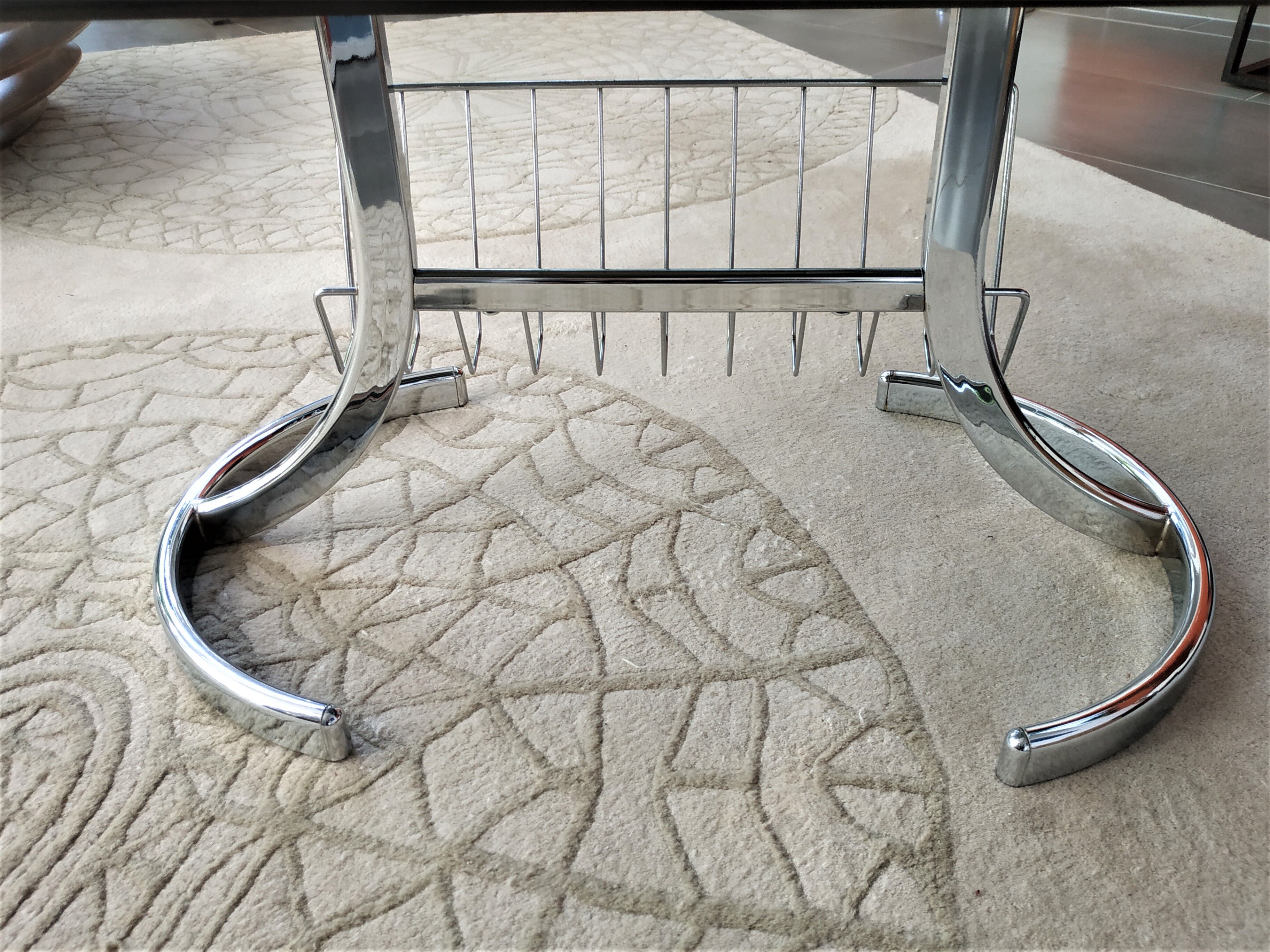 Table basse années 70 plateau de verre, piétement chromé avec porte-revues
