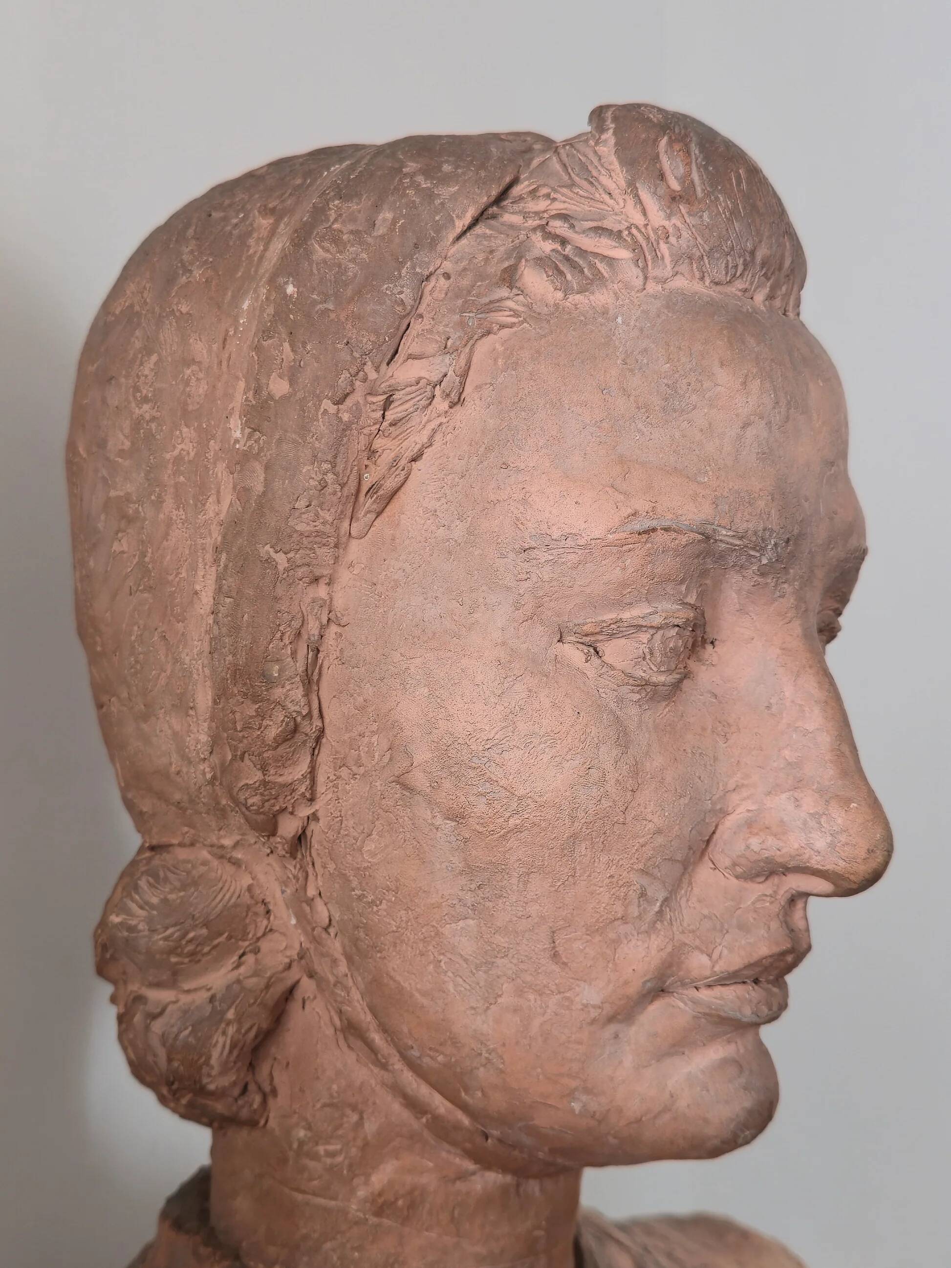 Buste de femme en terre cuite, Italie 1938