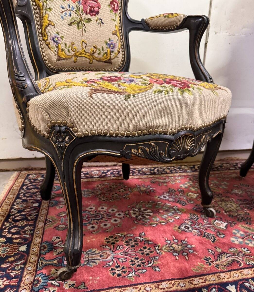 Paire de fauteuils style Louis XV en bois noirci, vers 1850