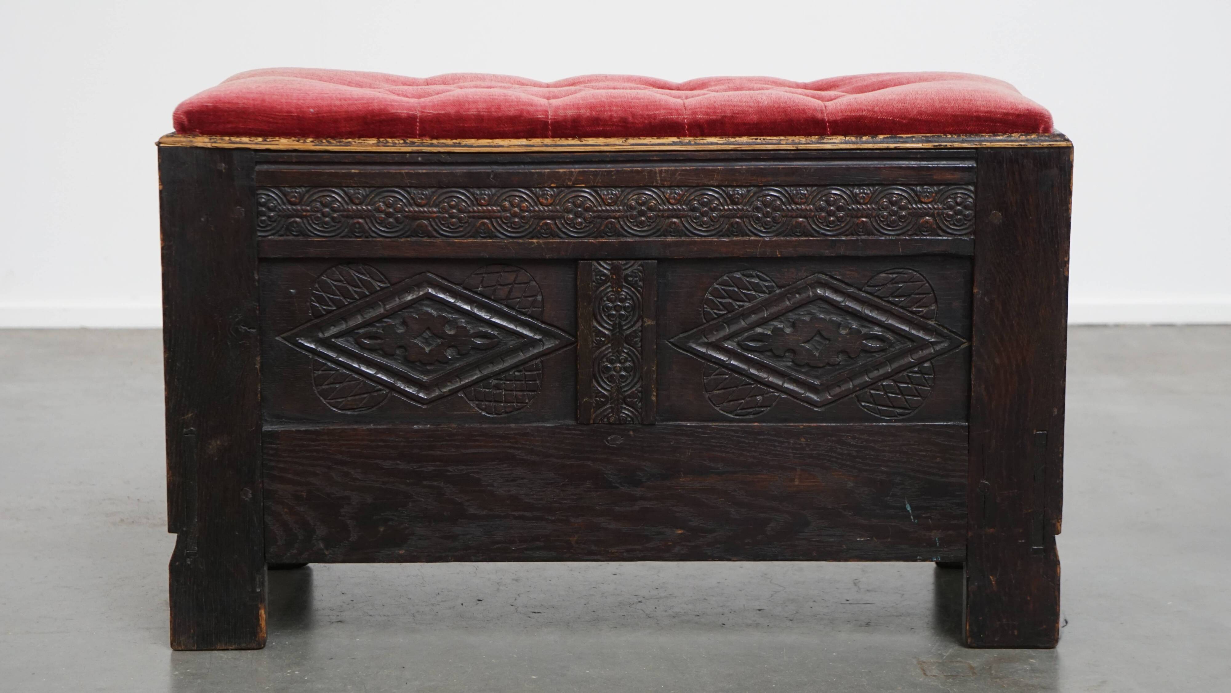 Banc/coffre anglais antique avec siège capitonné rouge