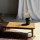 Brown Indonesian teak coffee table, with a border and cylindrical legs H40 L103.
