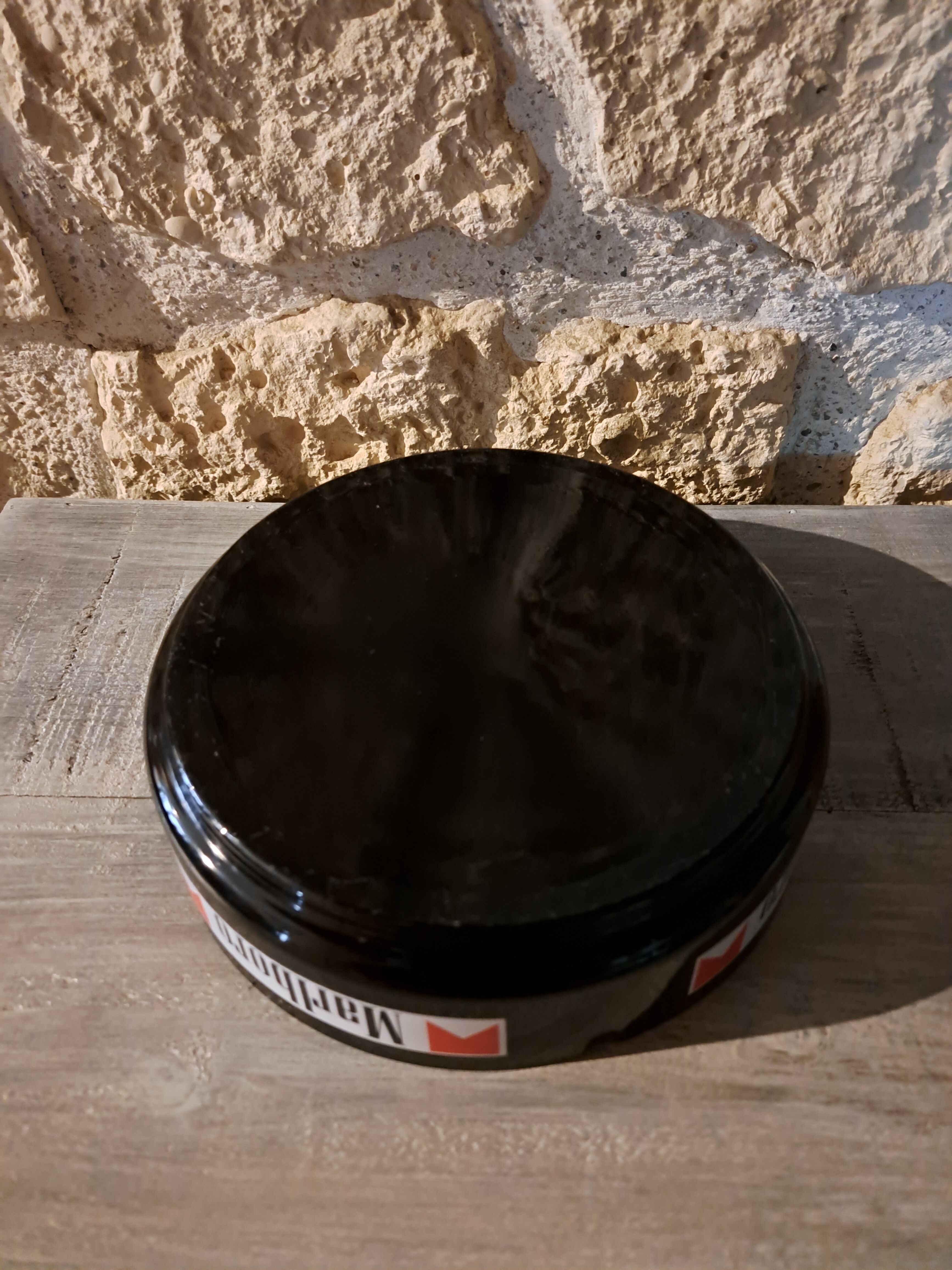 Cendrier rond en verre noir support publicitaire Marlboro