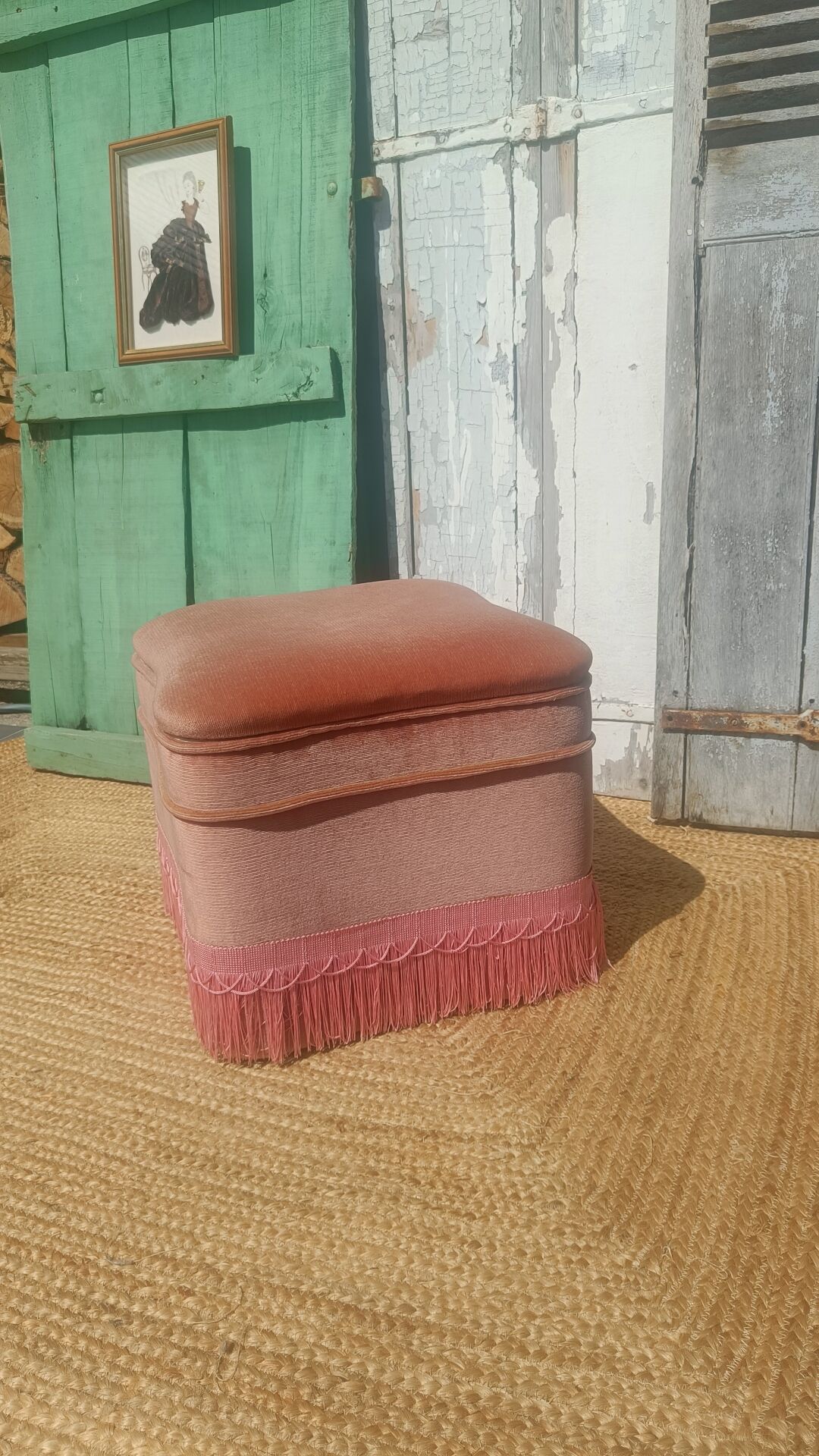Pouf coffre en velours rose à franges, vers 1950-1960