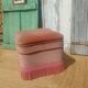 Pouf coffre en velours rose à franges, vers 1950-1960