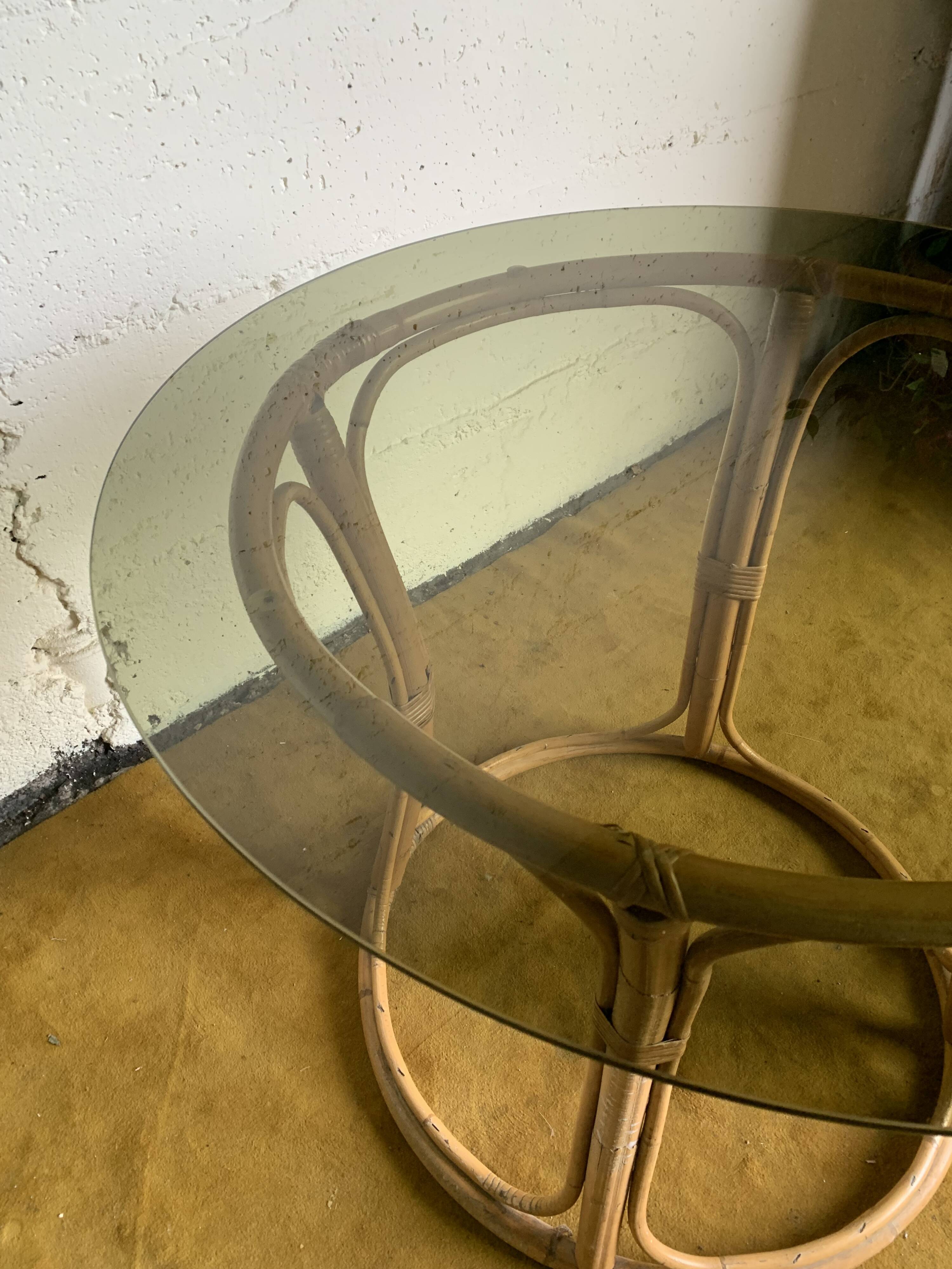 Round dining table with bamboo legs