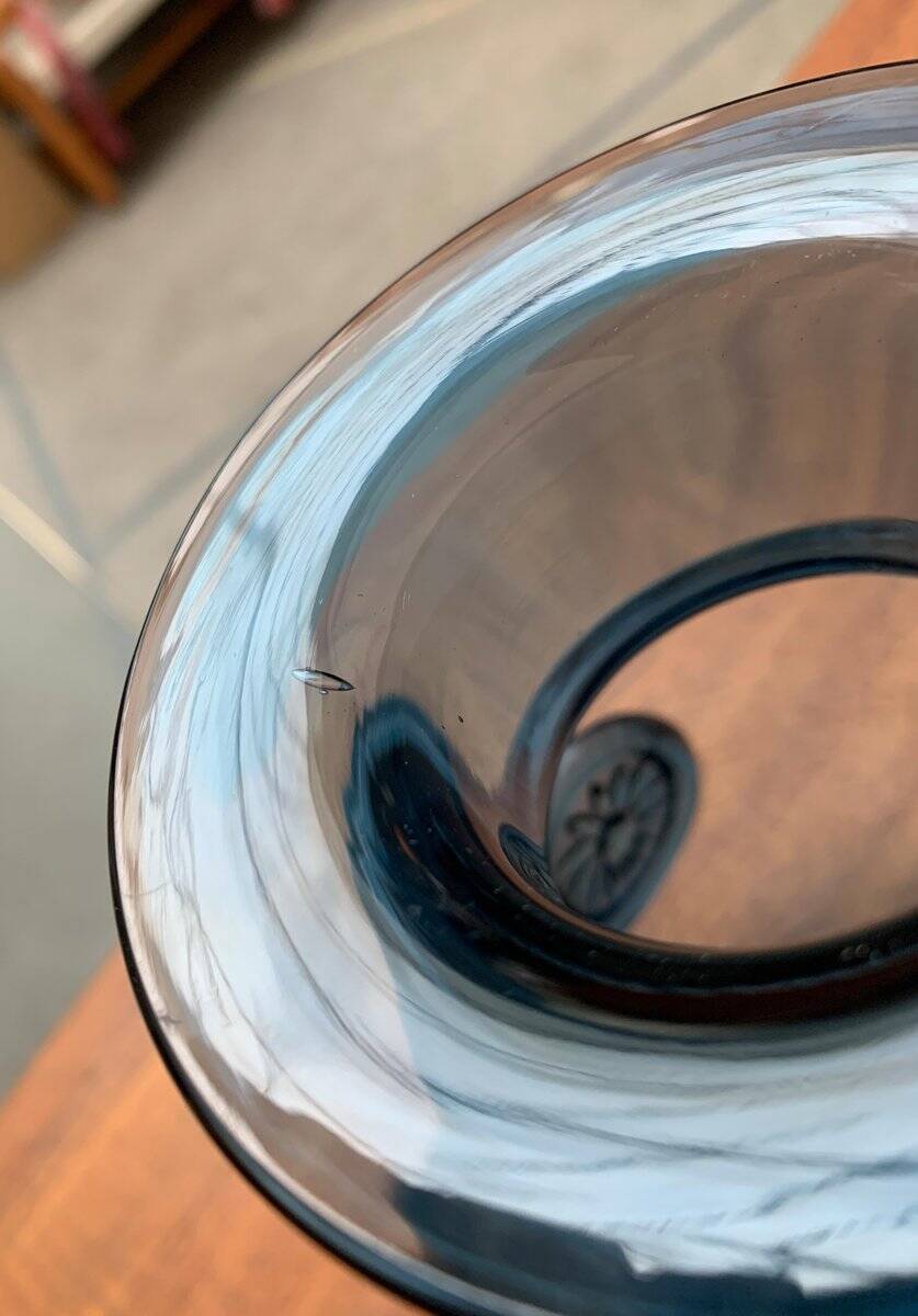 Vase en verre bleu vintage avec ornement de sceau