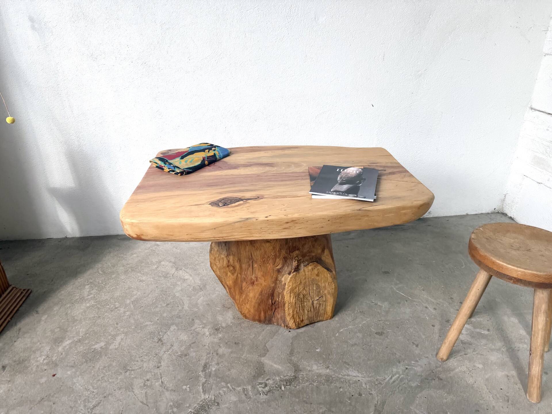 Organic brutalist coffee table in solid cedar, trunk pedestal, 1970s.