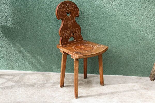 Ancienne chaise escabelle Suisse en bois sculpté