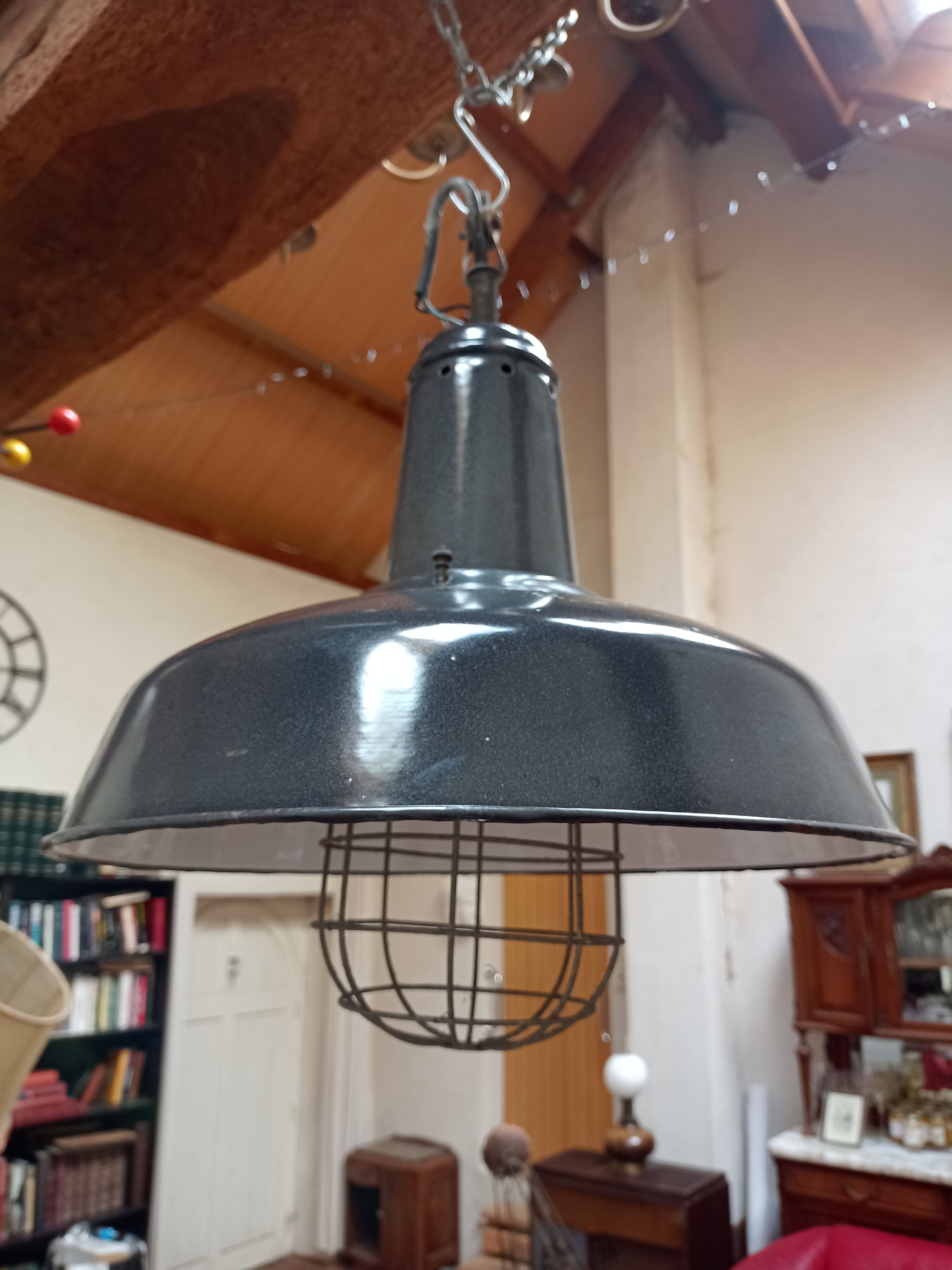 Industrial suspension in anthracite grey enamelled sheet metal
