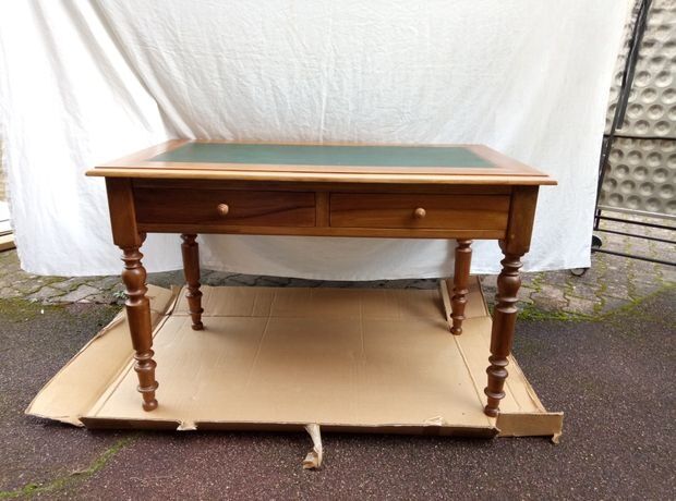Ancien bureau en noyer massif