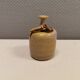 Un petit vase au col « fin », du suédois Kjell Sunesson, fabriqué chez Hjälmsjö en grès en 1979.