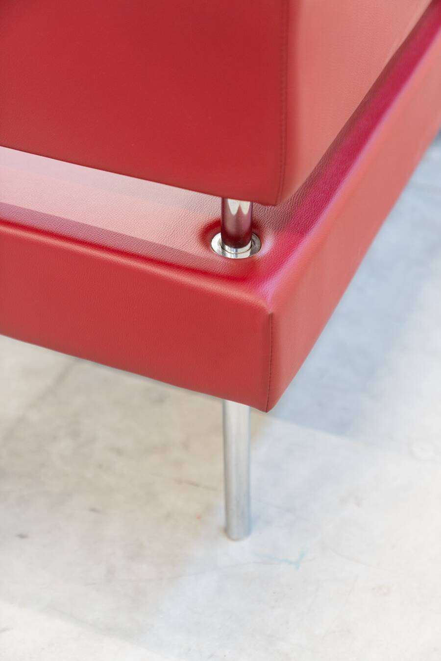Business class 3-seater sofa in red leather and chrome iron legs, 1990s