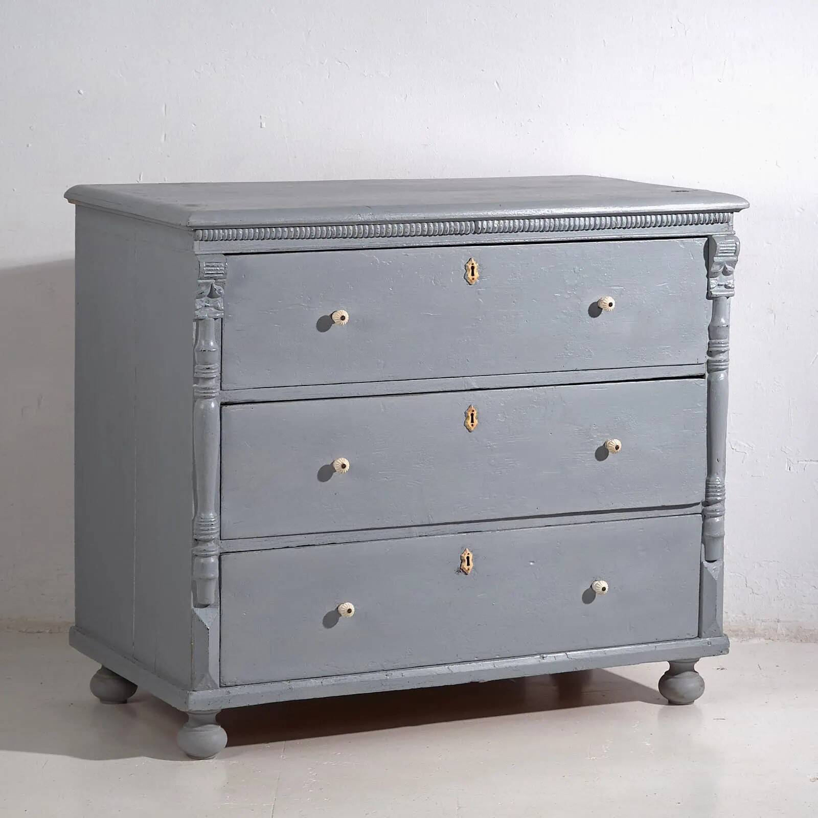 Large antique chest of drawers with three drawers (circa 1920)