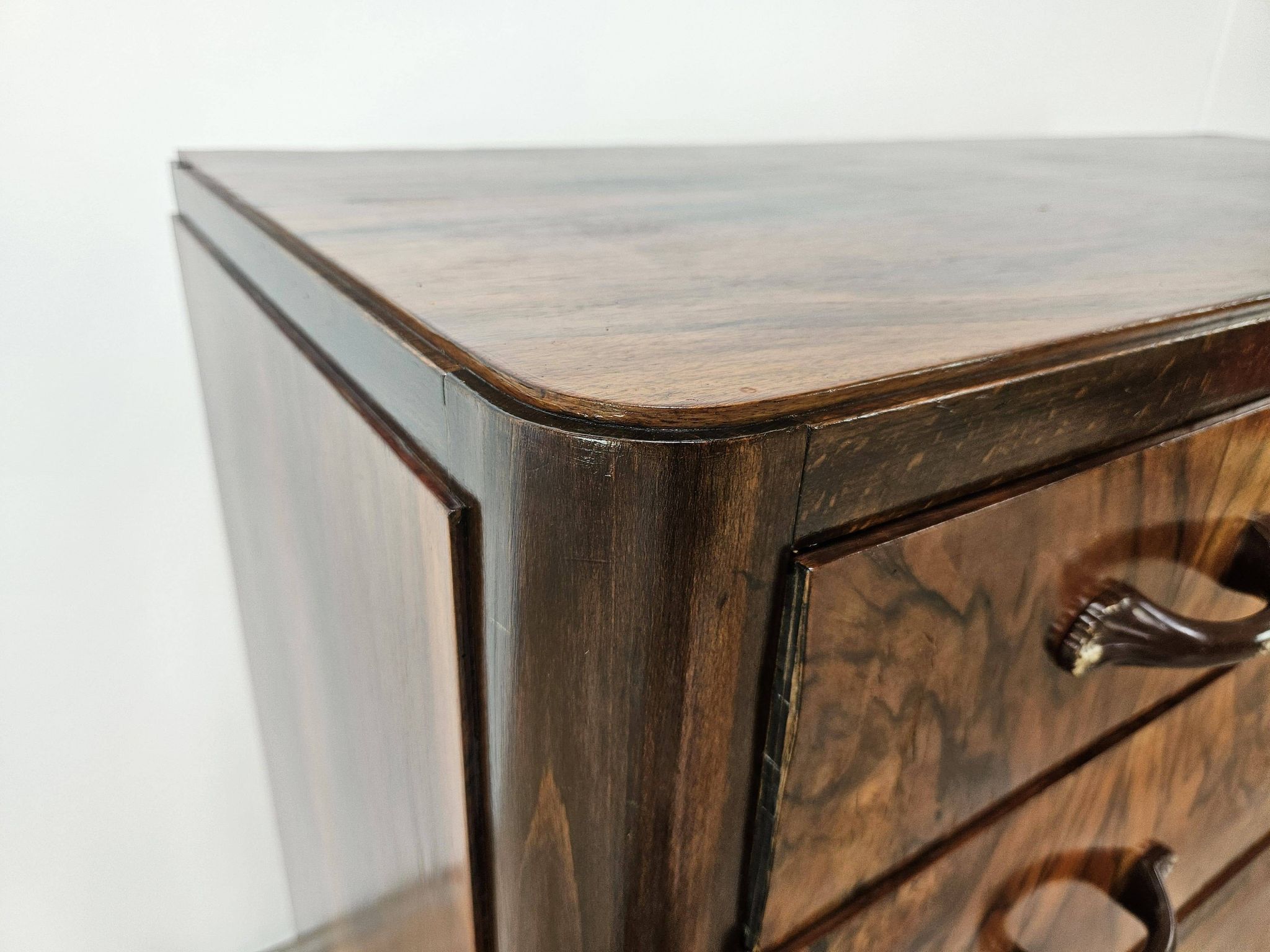 Art Decò chest of drawers from the 1940s in mahogany and briar