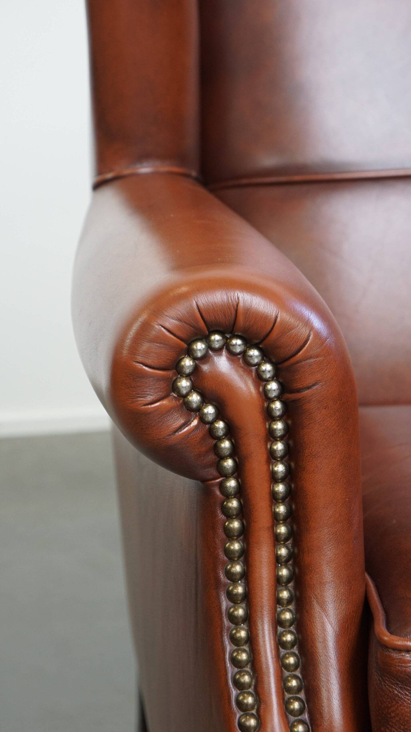 Fauteuil à oreilles de style anglais en cuir de vachette