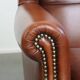 Fauteuil à oreilles de style anglais en cuir de vachette