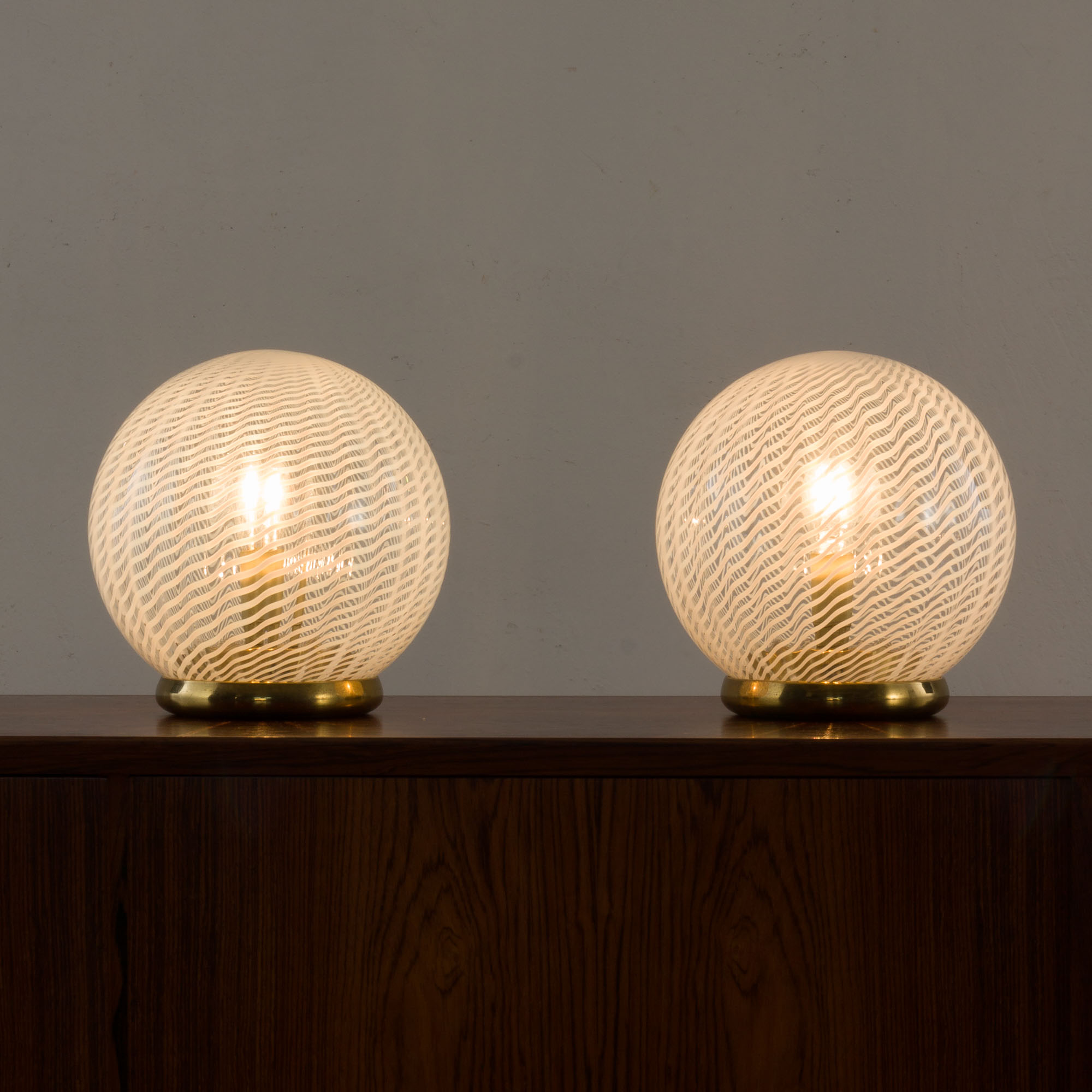 21112K Pair of Tessuto Vetri Venini table lamps with Murano glass swirl bowl shades, 1970s