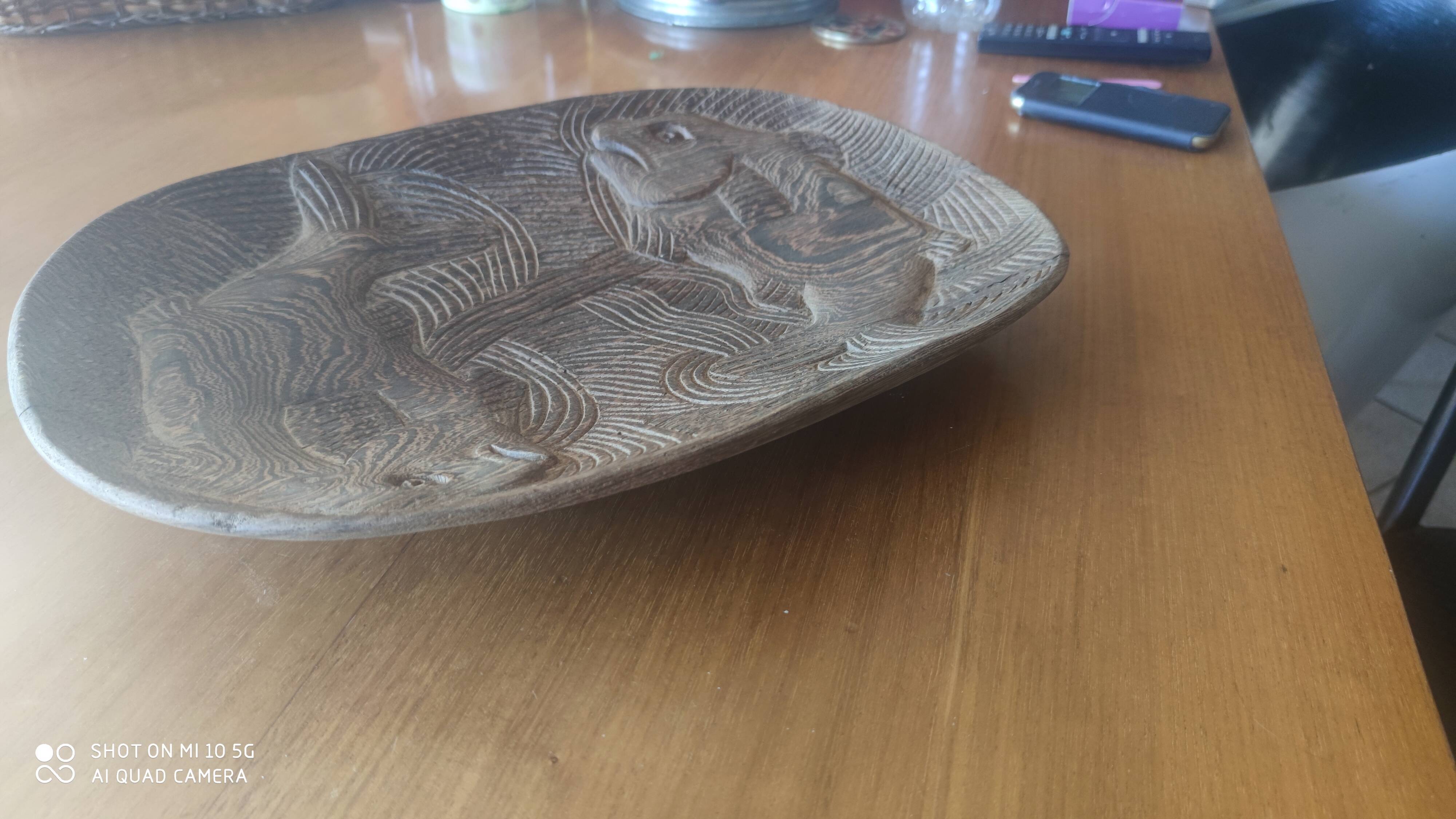 Wenge carved single-piece platter with fish decoration