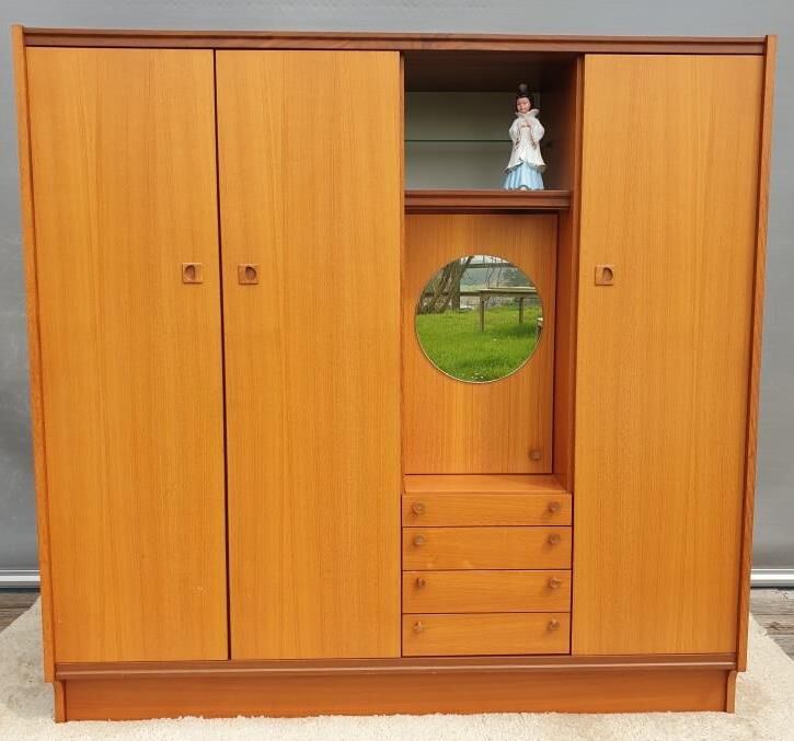 Scandinavian dressing cabinet with round mirror