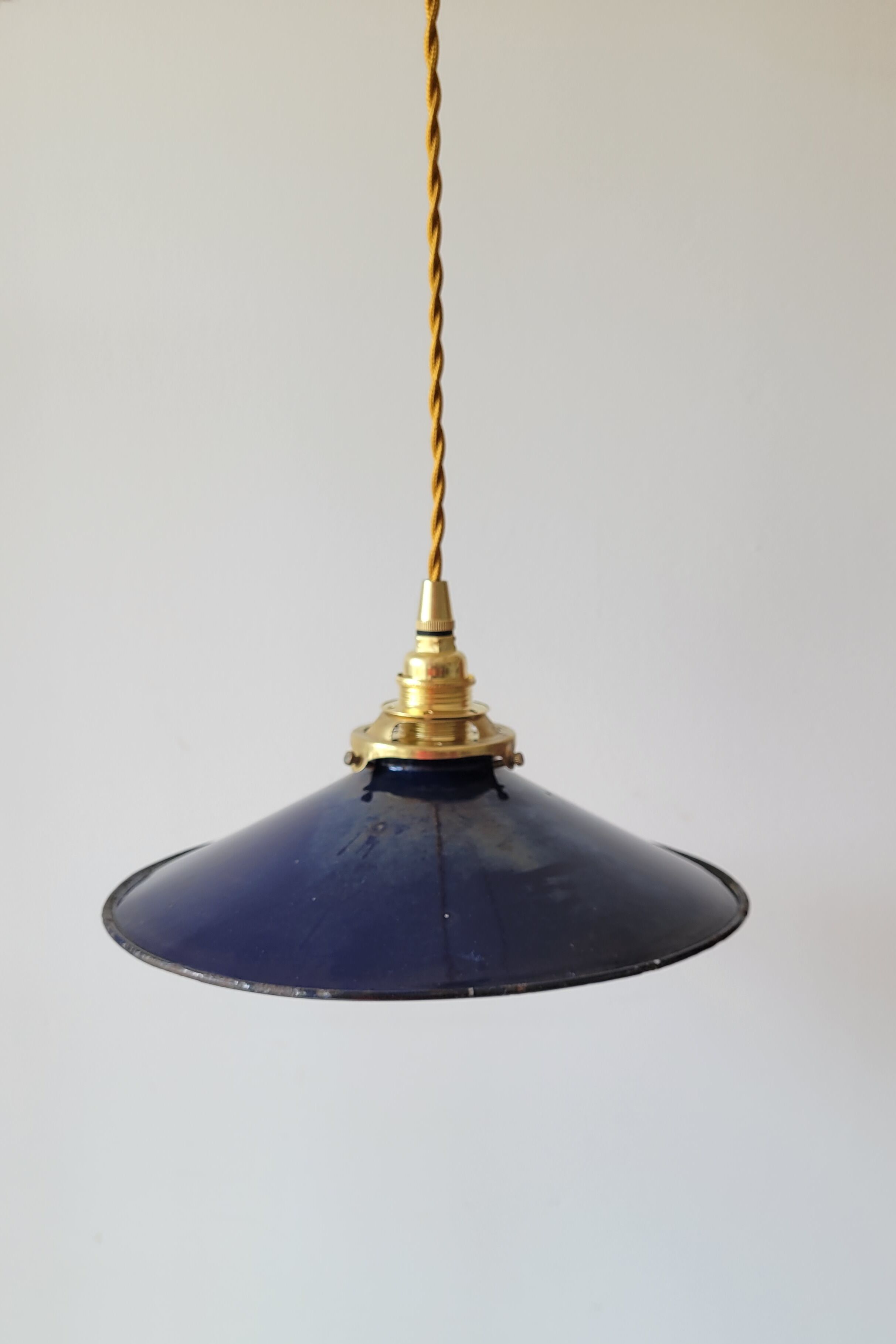 Suspension in blue enamelled sheet metal