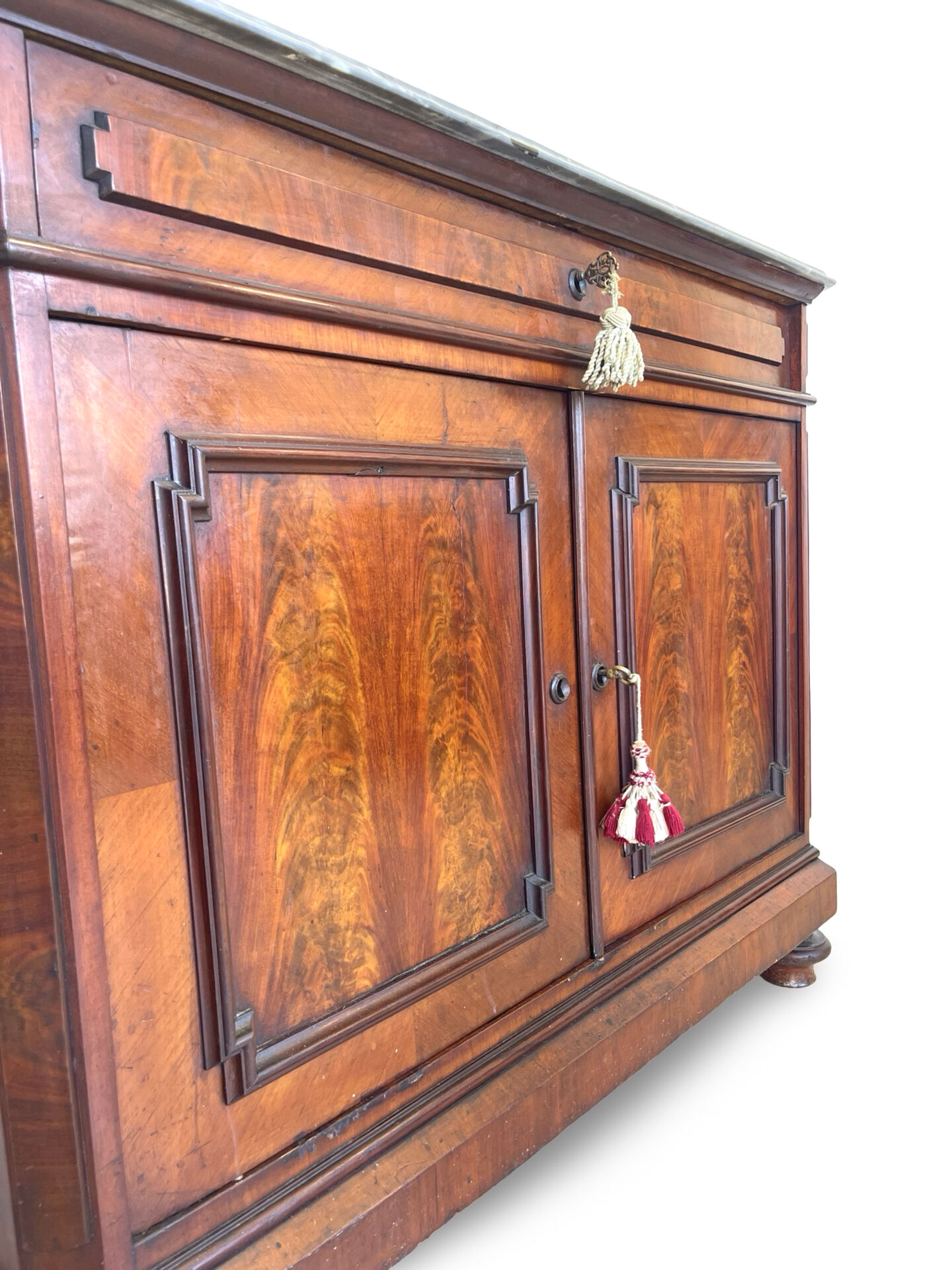 Commode Umbertino en acajou et noyer, 19e siècle.