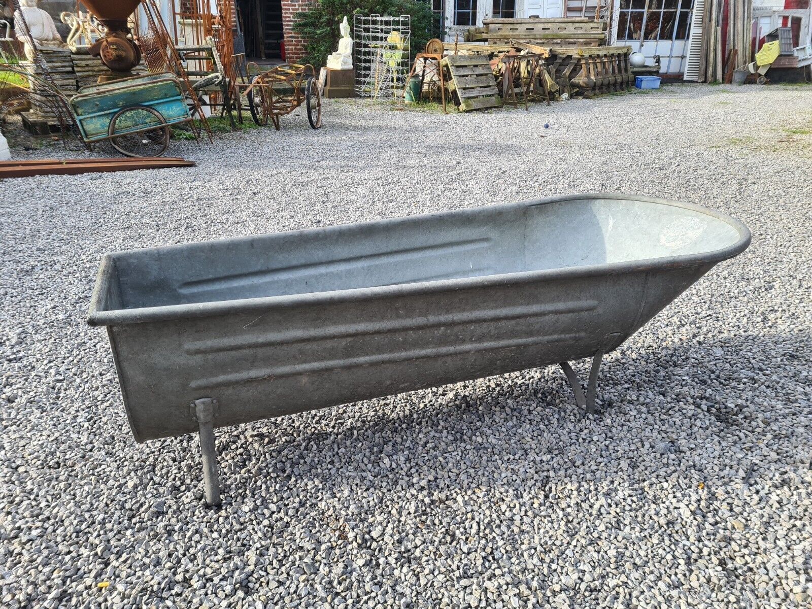 Zinc bathtub
