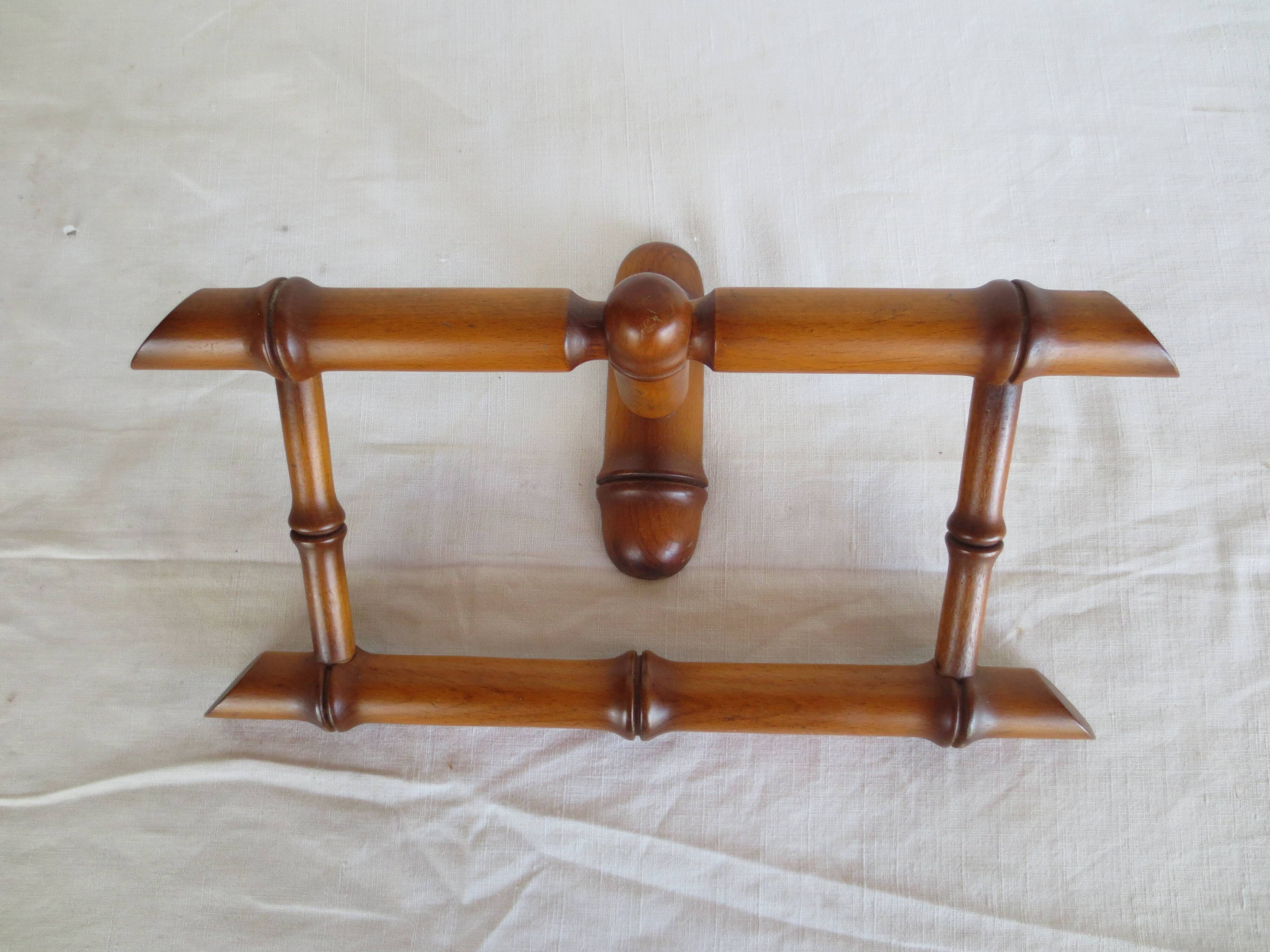 Wall-mounted canopy bed, in bamboo style wood.