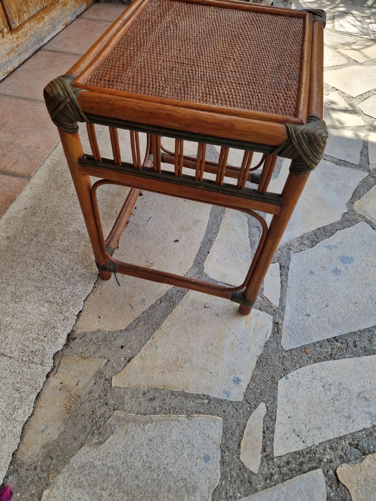 Table de chevet en rotin vintage