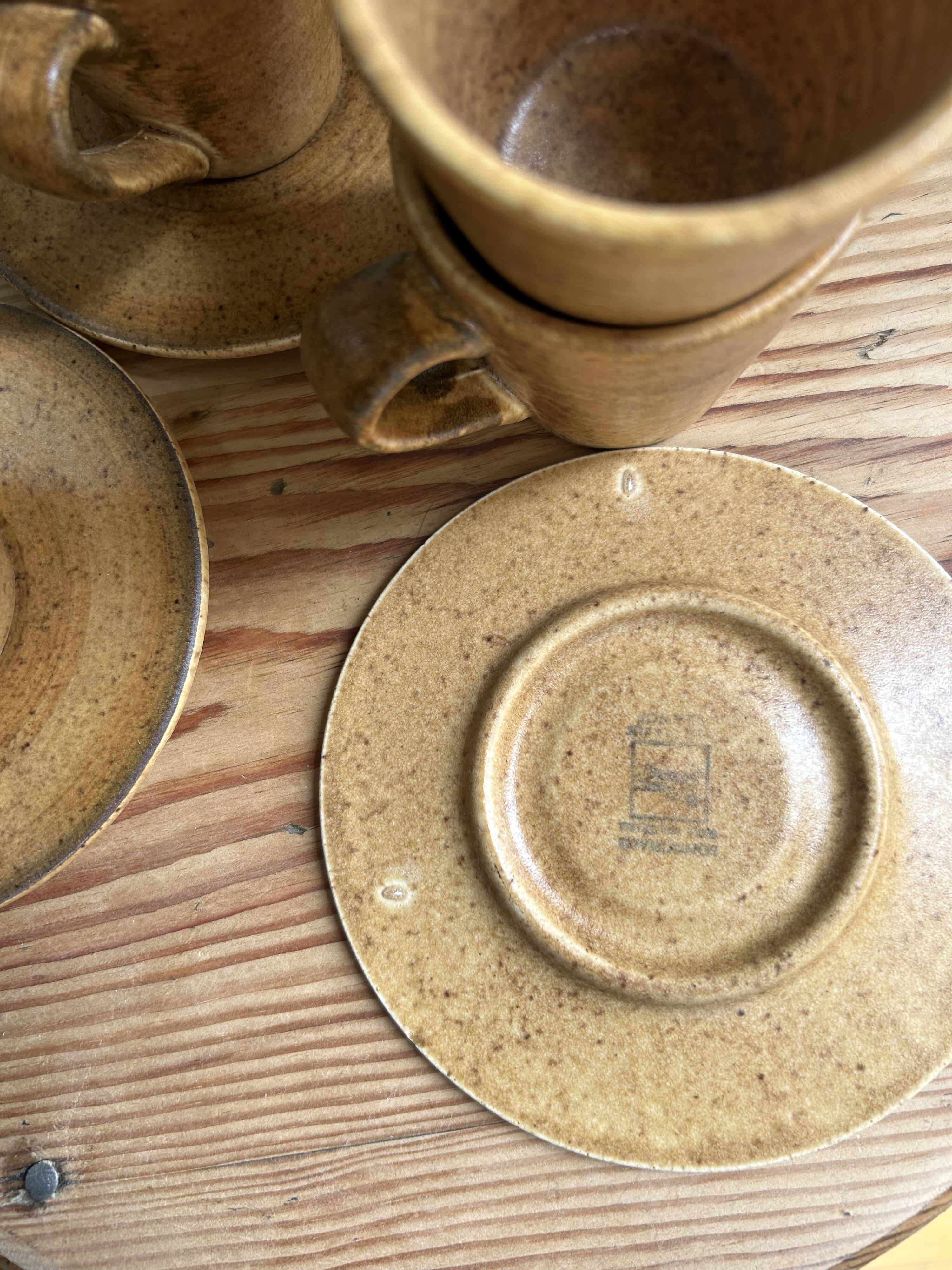 Set of 4 coffee cups + Longchamp stoneware plates