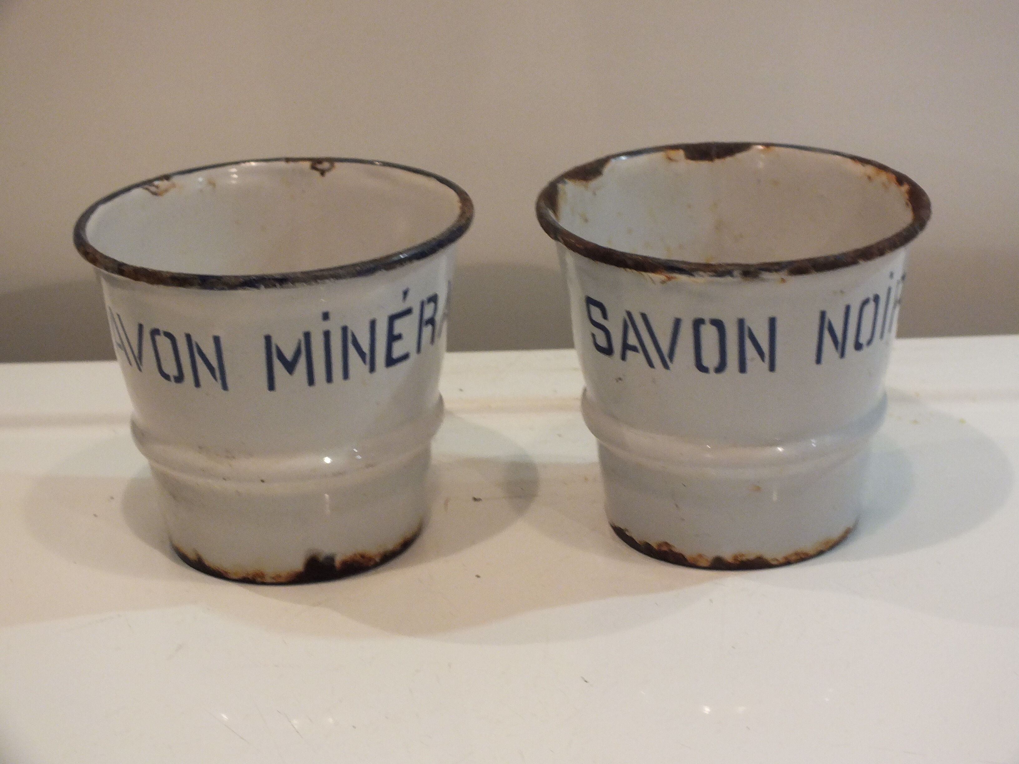 2 pots émaillés anciens pour savon noir et savon minéral