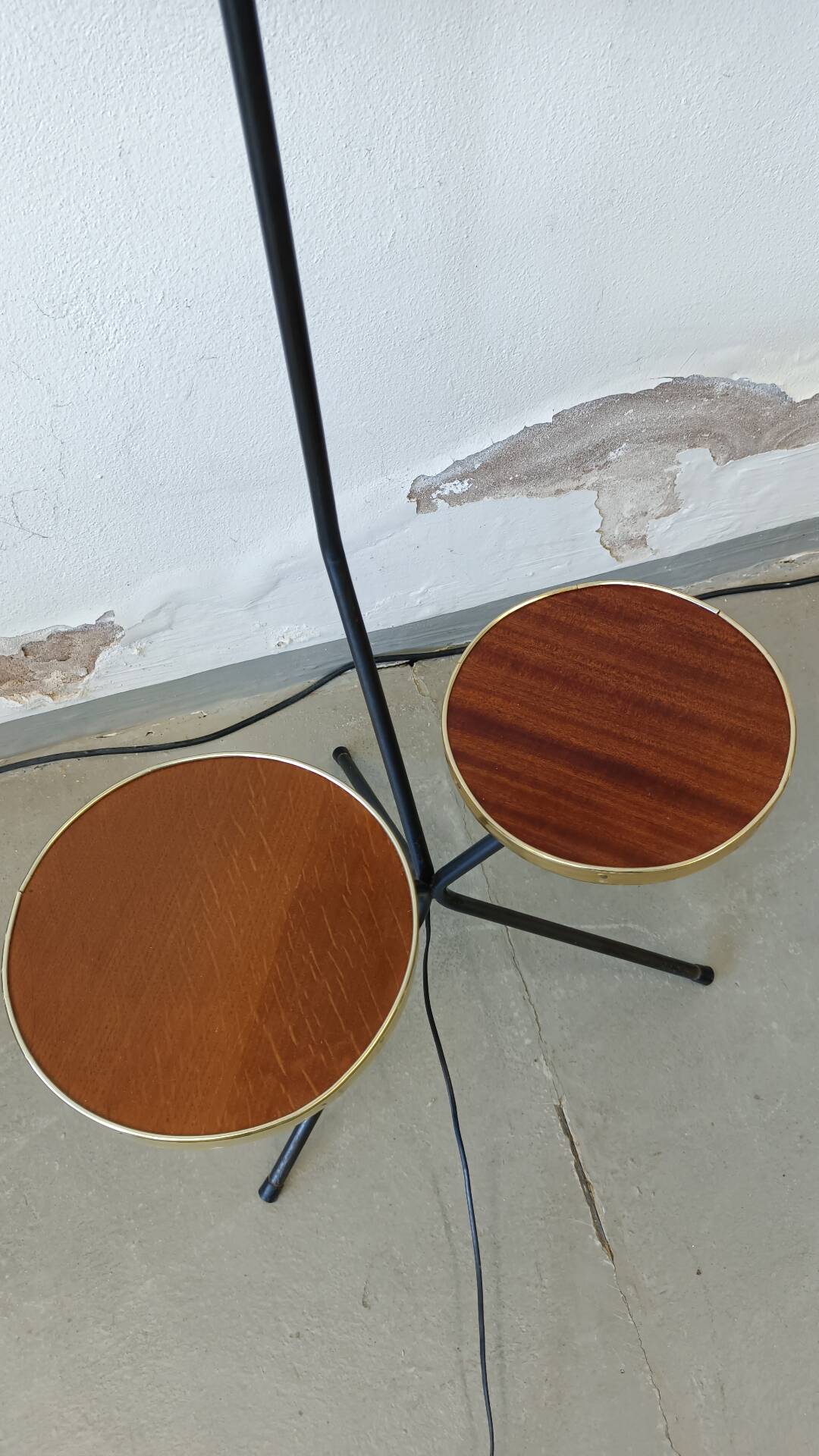 Tripod floor lamp
